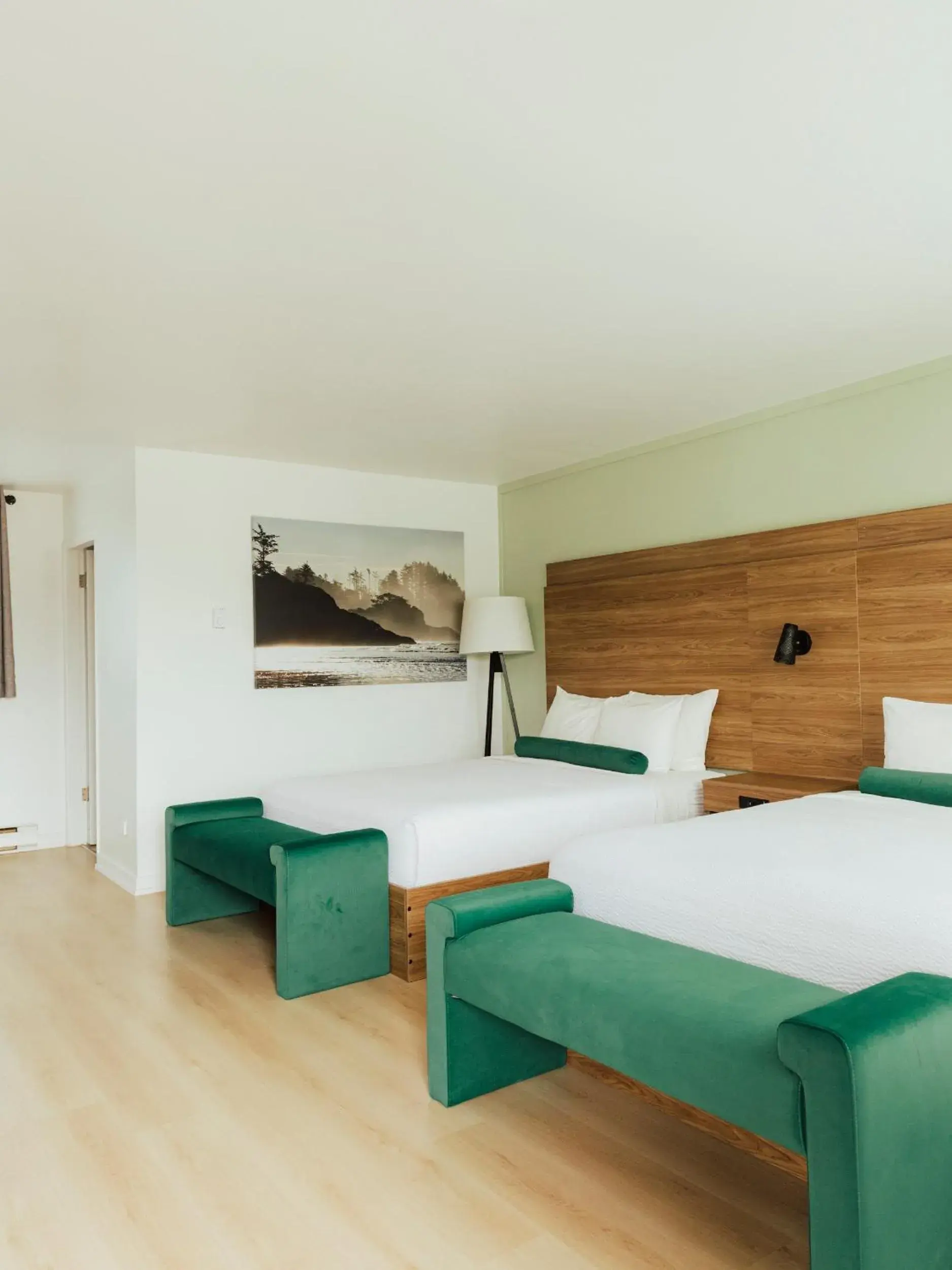 Queen Suite in Ucluelet Wildwood Inn Queen Suite in Ucluelet Wildwood Inn