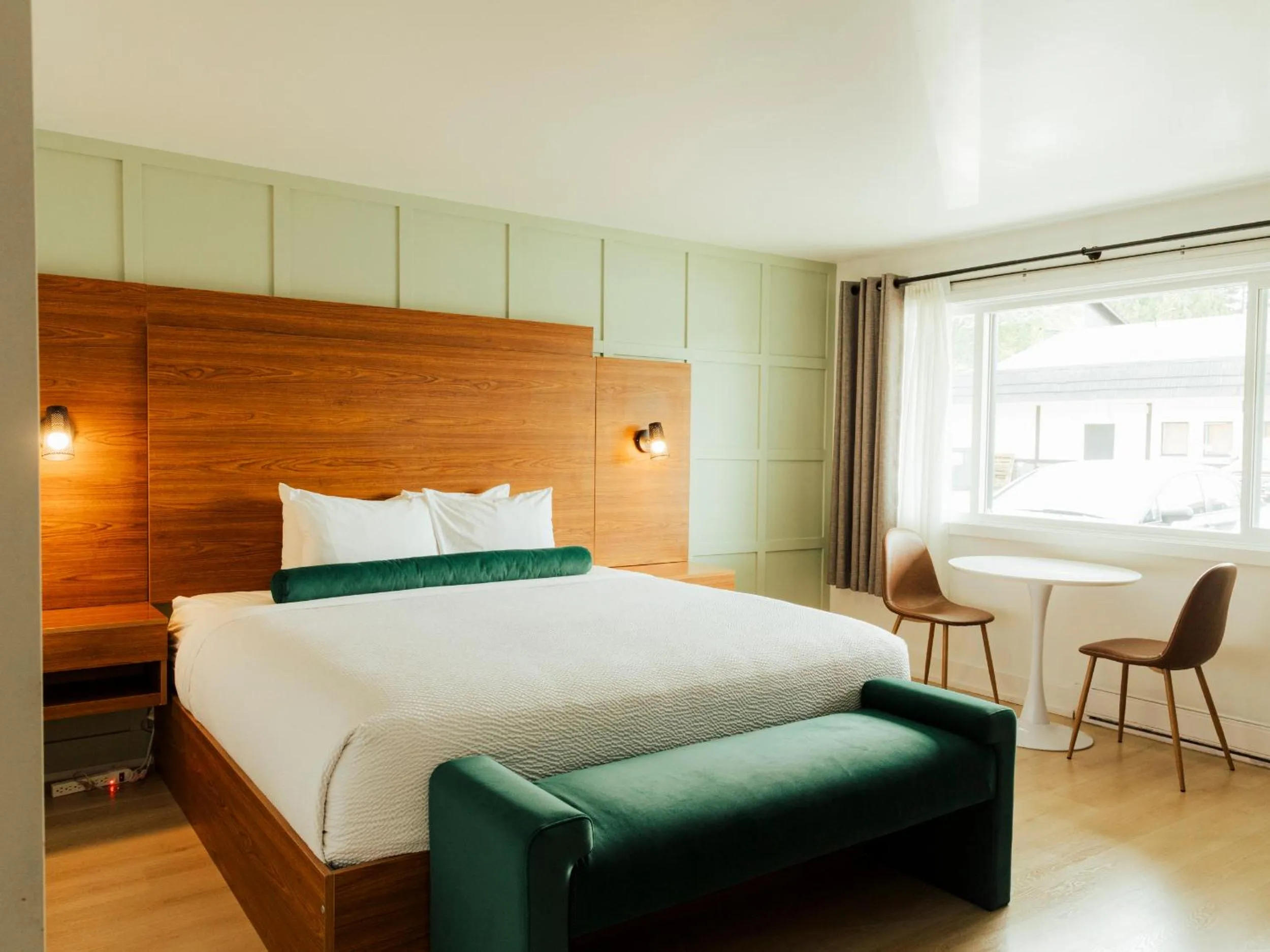 Bed in Ucluelet Wildwood Inn