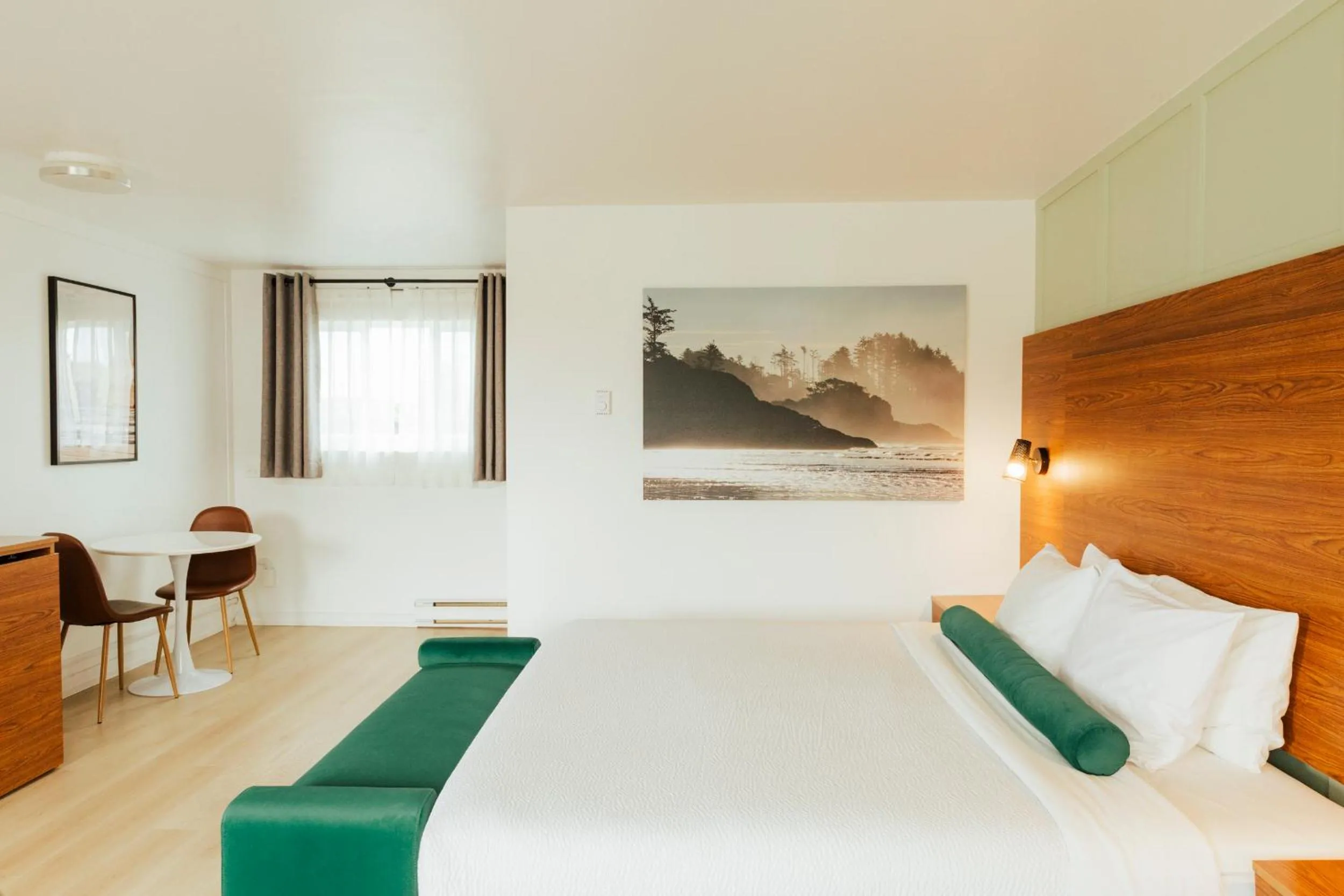 Bed in Ucluelet Wildwood Inn