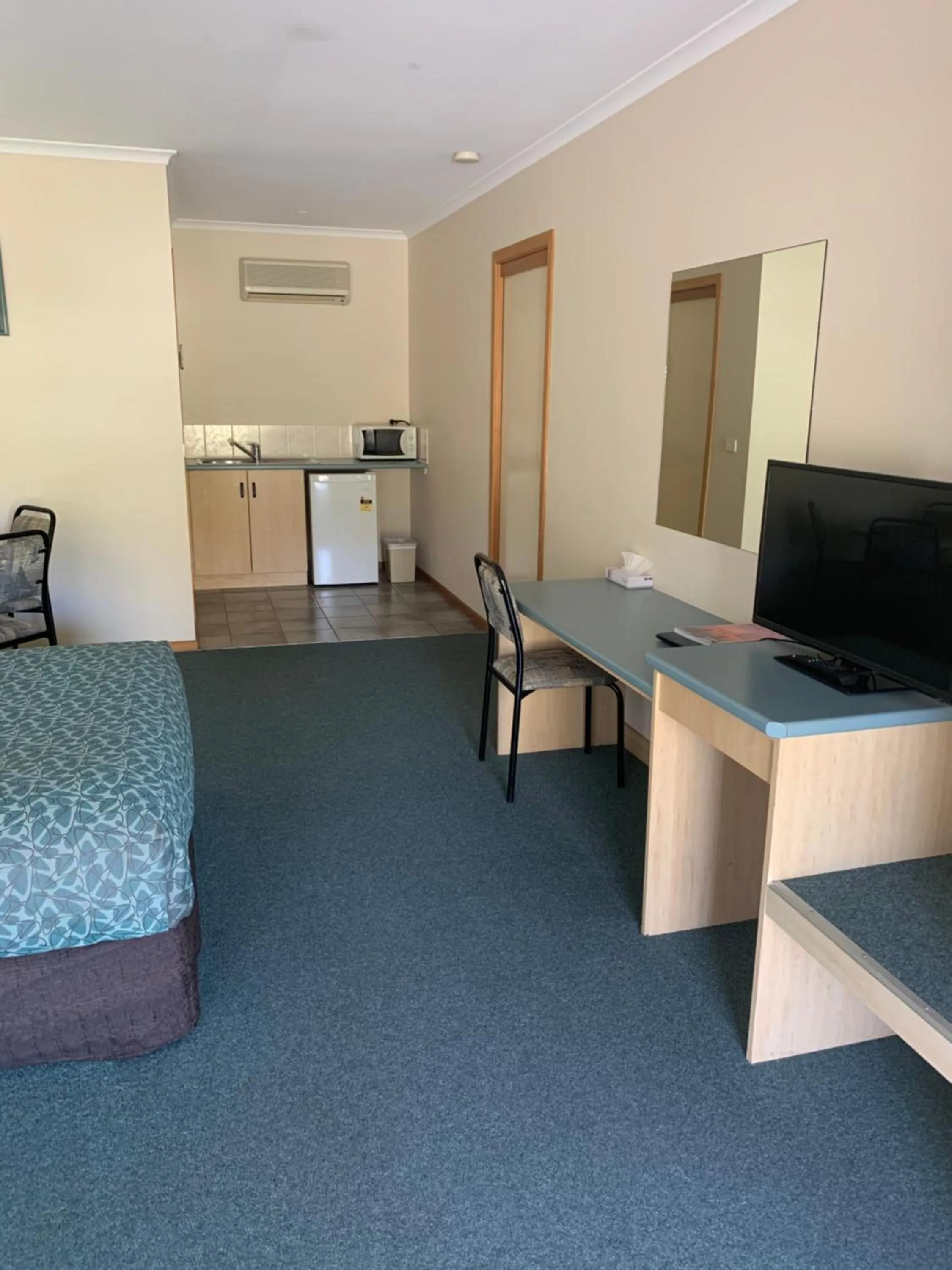 Kitchen or kitchenette in Arthur Phillip Motor Inn