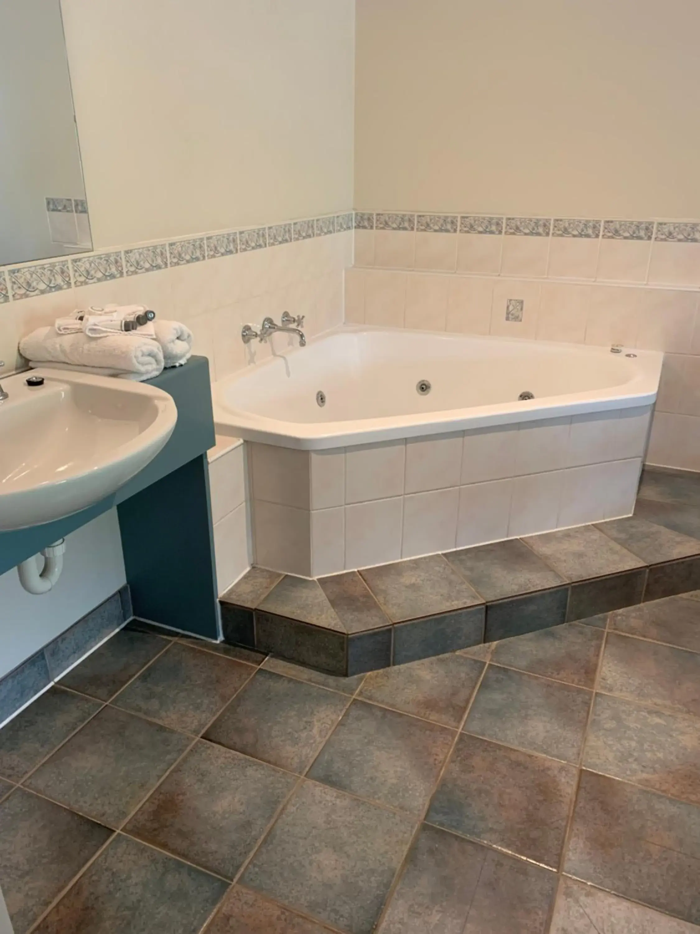 Queen Room with Spa Bath in Arthur Phillip Motor Inn Queen Room with Spa Bath in Arthur Phillip Motor Inn