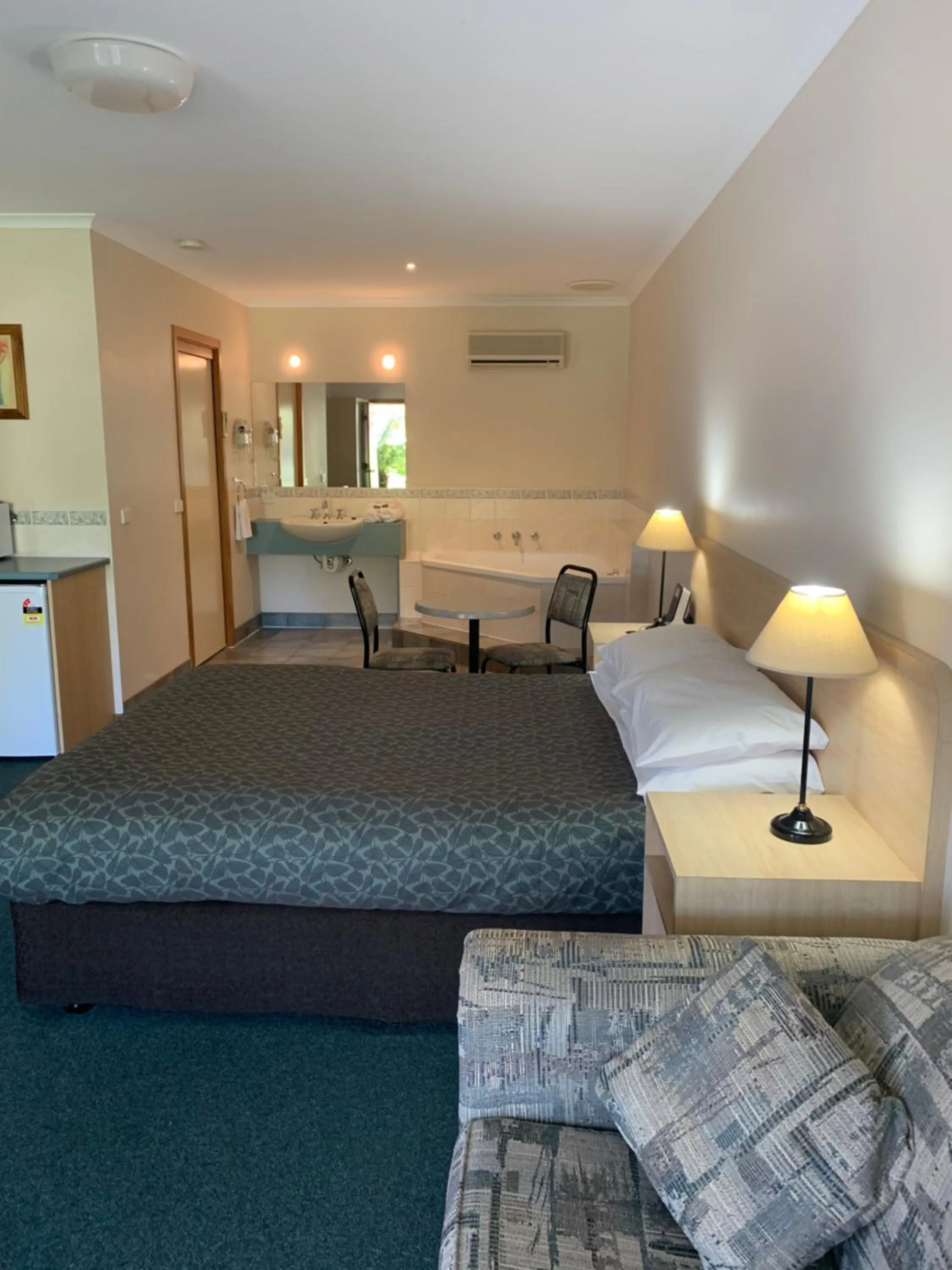 Photo of the whole room, Bed in Arthur Phillip Motor Inn