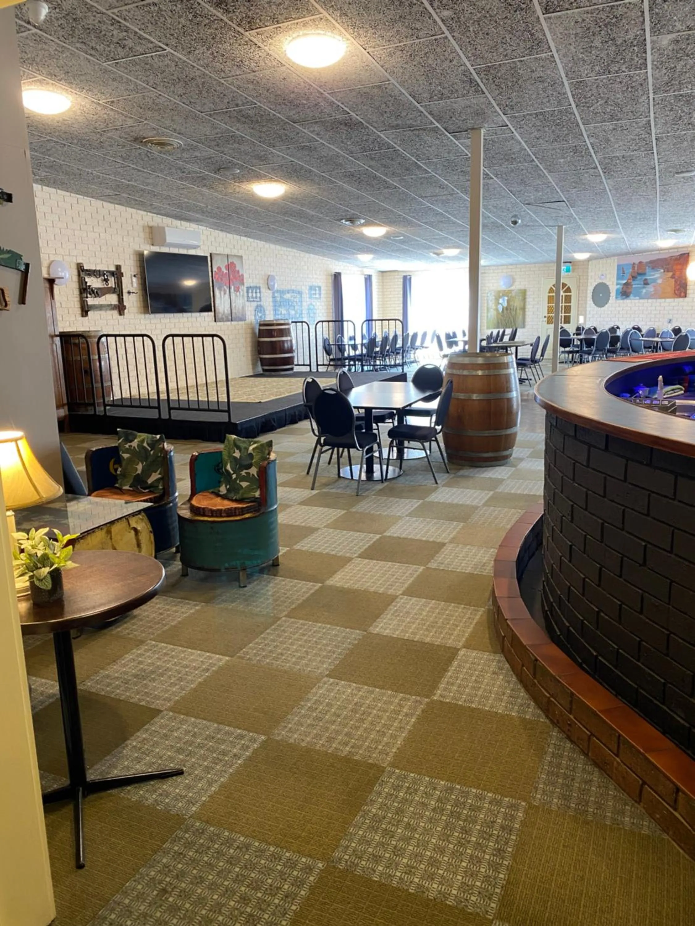 Lounge or bar in COMMERCIAL HOTEL KANIVA