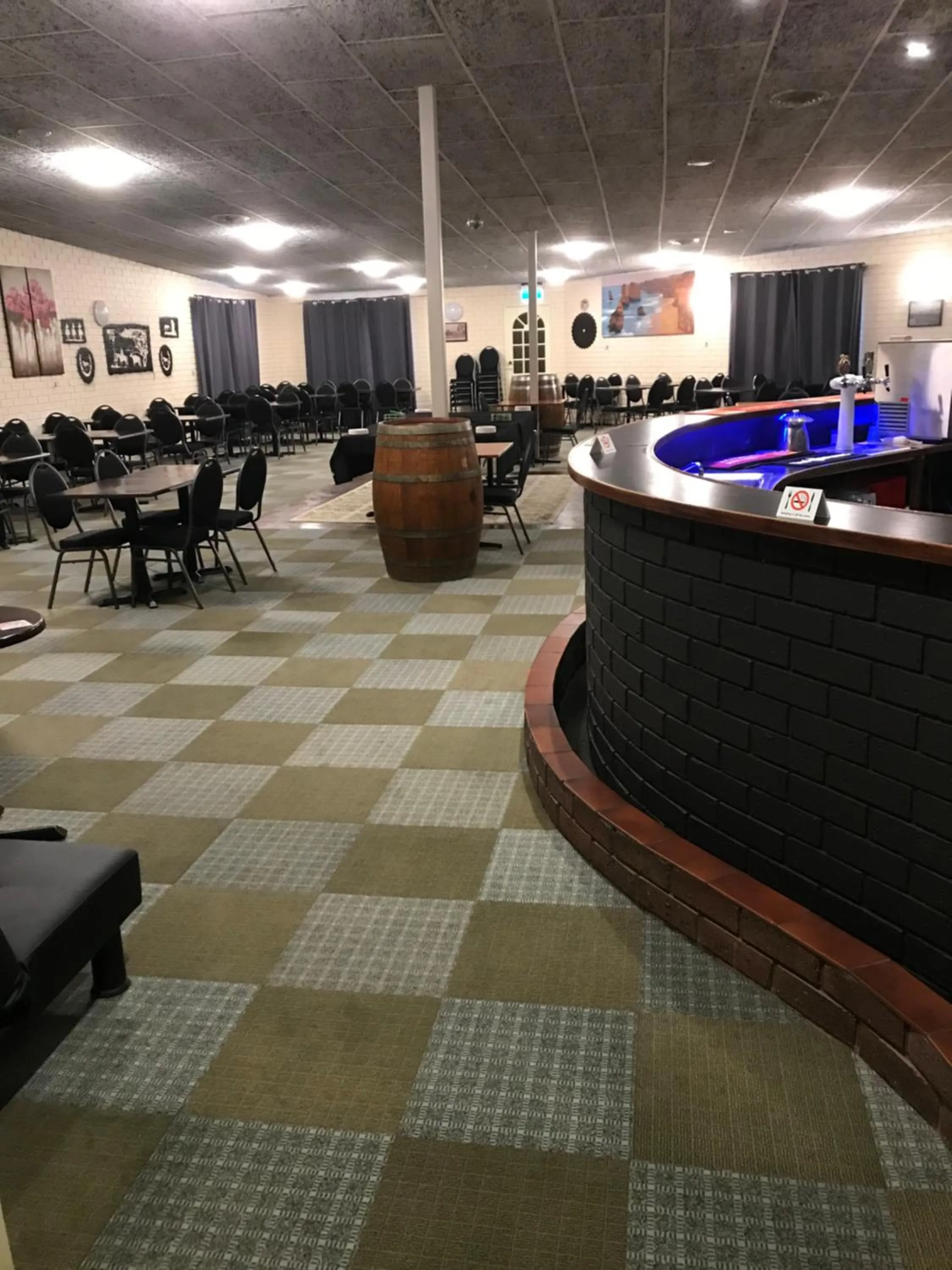 Restaurant/places to eat in COMMERCIAL HOTEL KANIVA