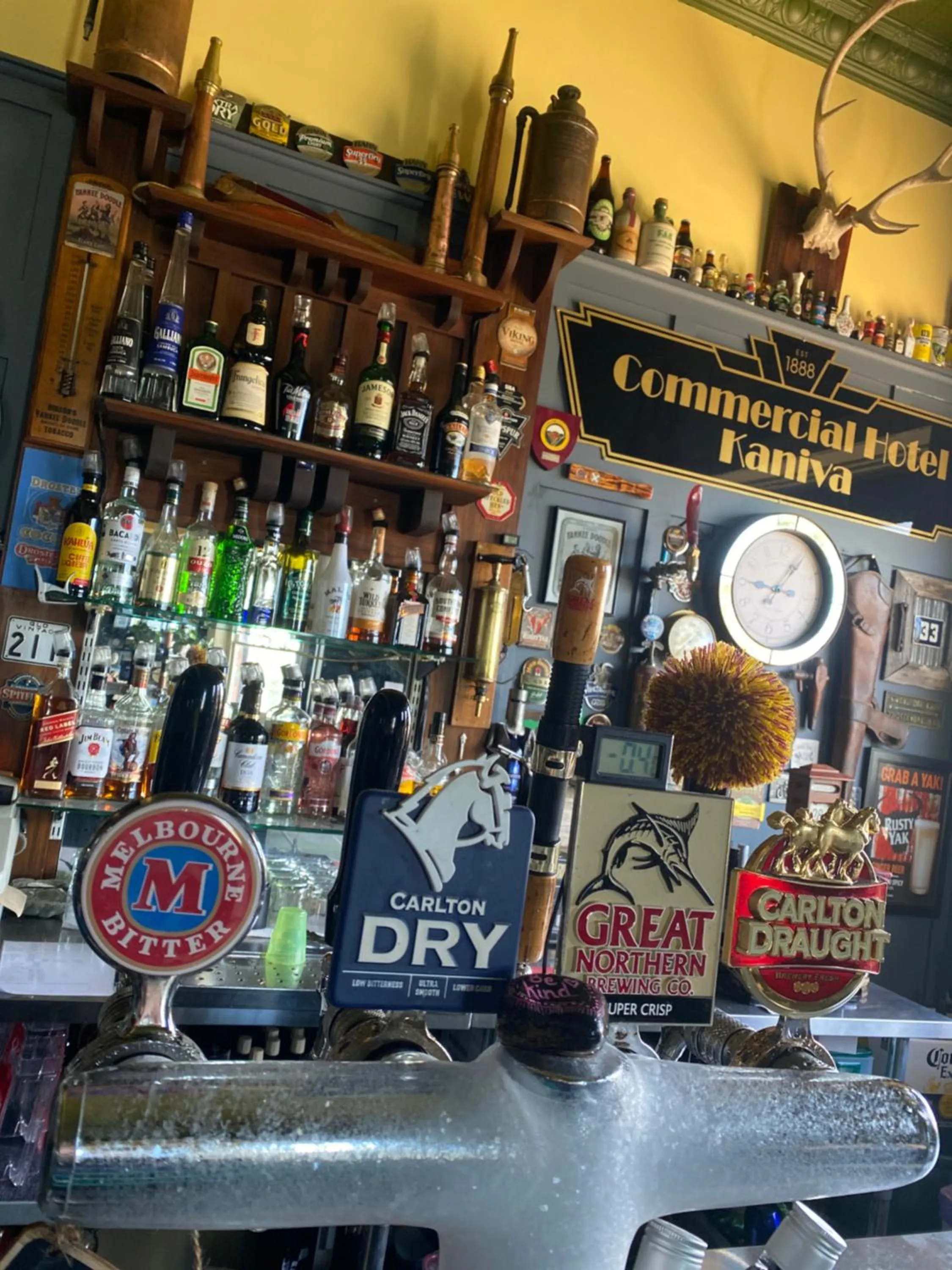 Lounge or bar in COMMERCIAL HOTEL KANIVA