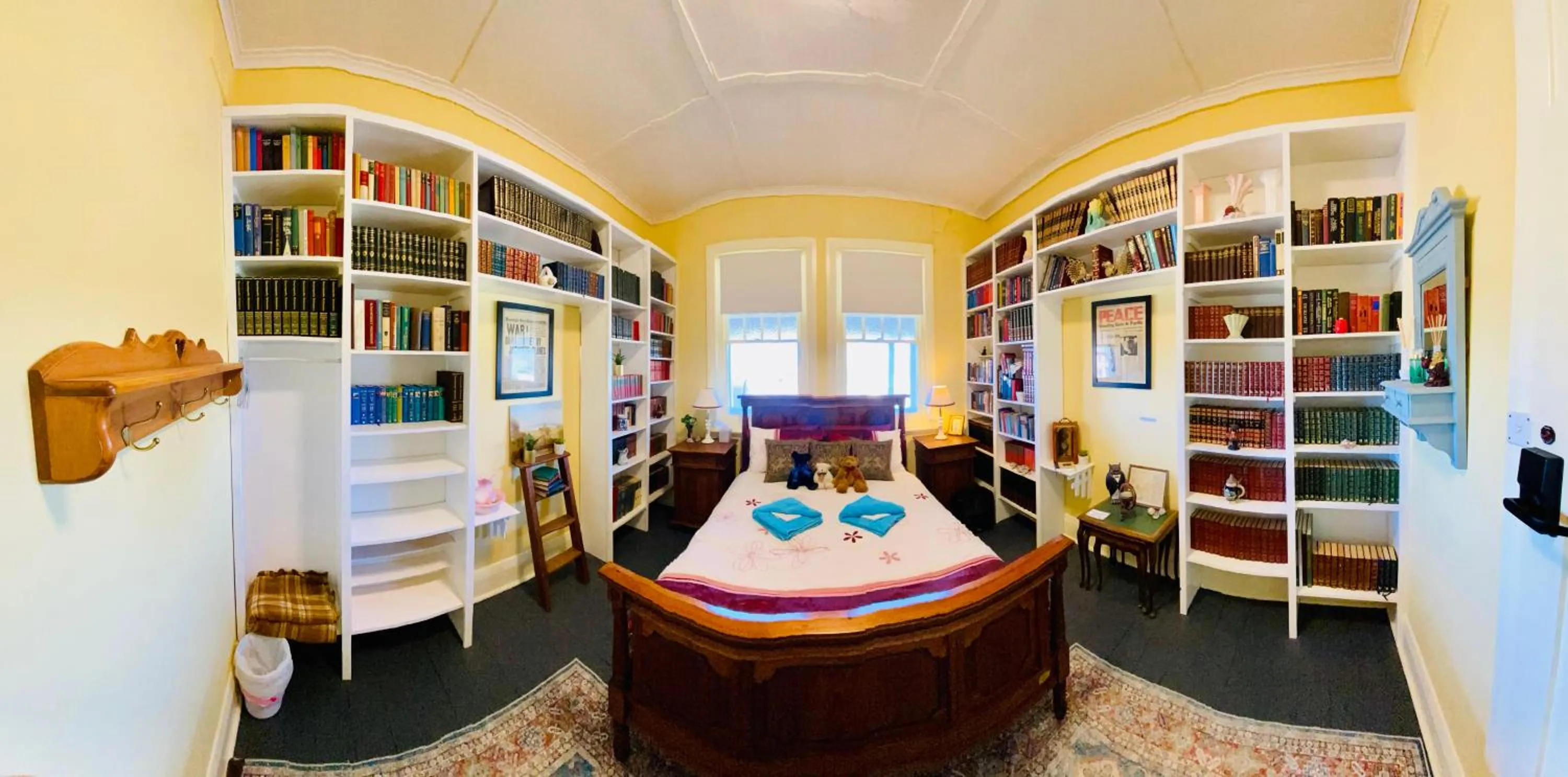 View (from property/room), Bed in COMMERCIAL HOTEL KANIVA