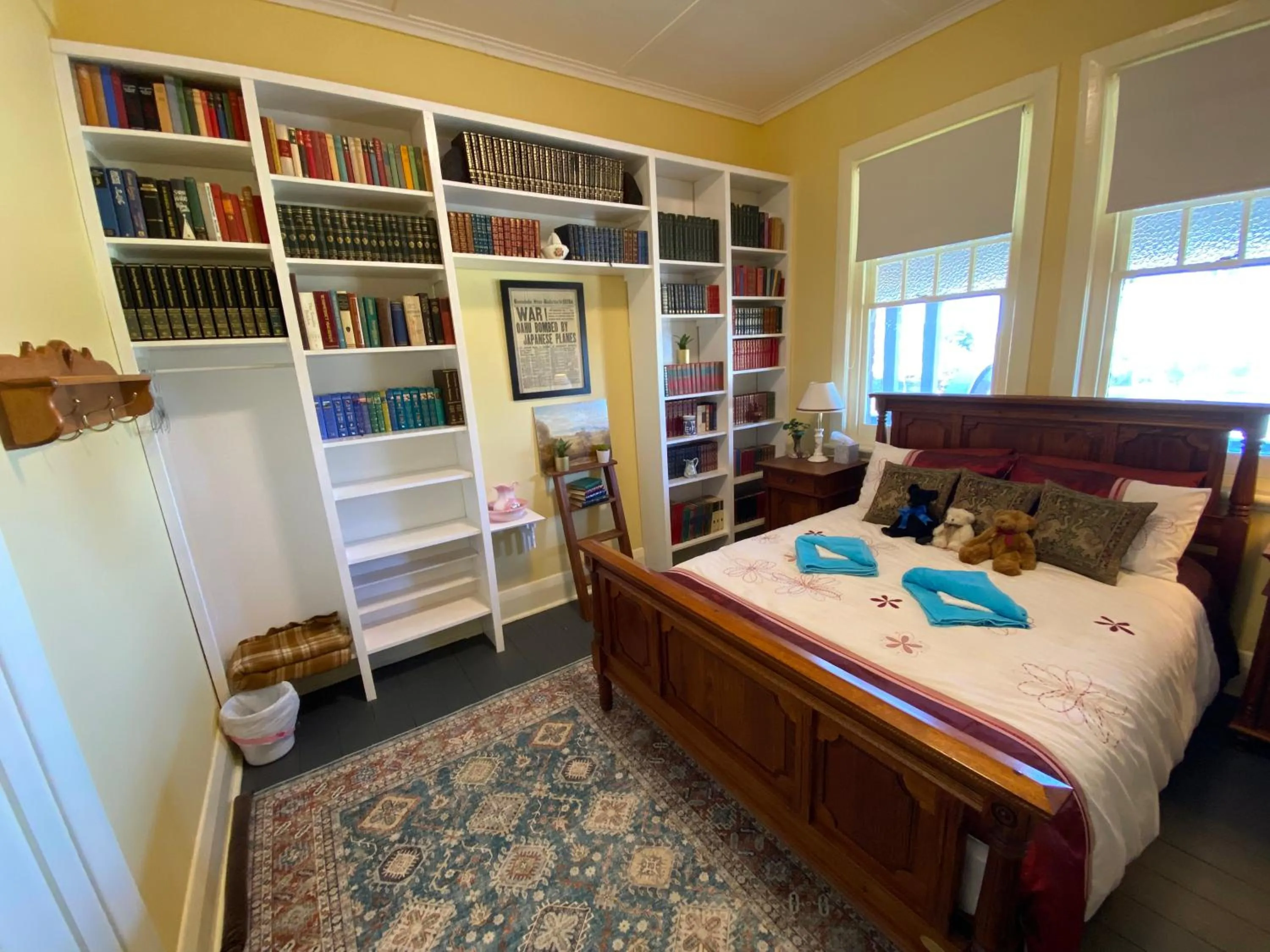 Property building, Bed in COMMERCIAL HOTEL KANIVA