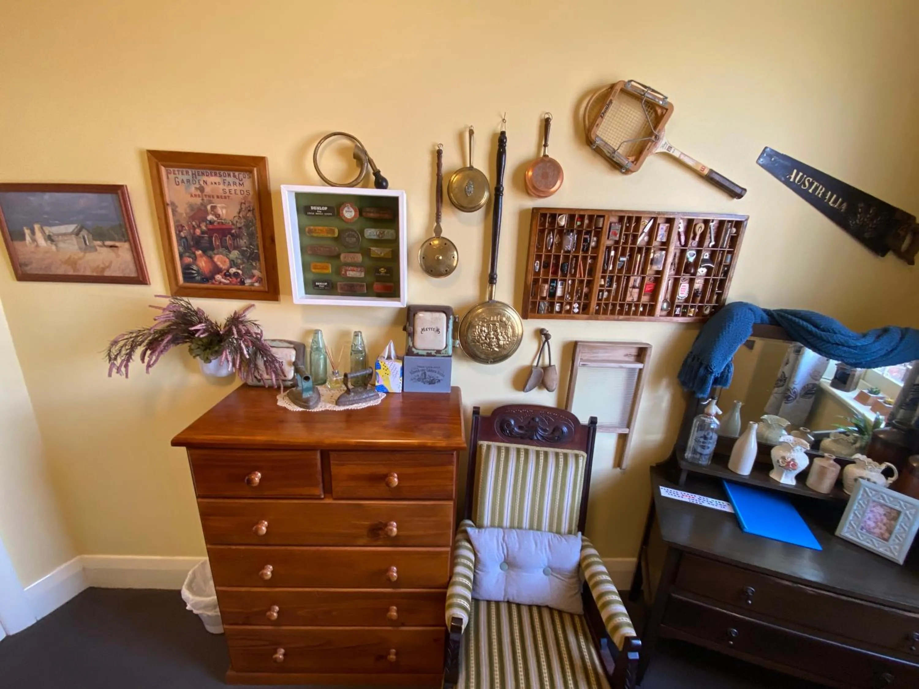 Bedroom in COMMERCIAL HOTEL KANIVA