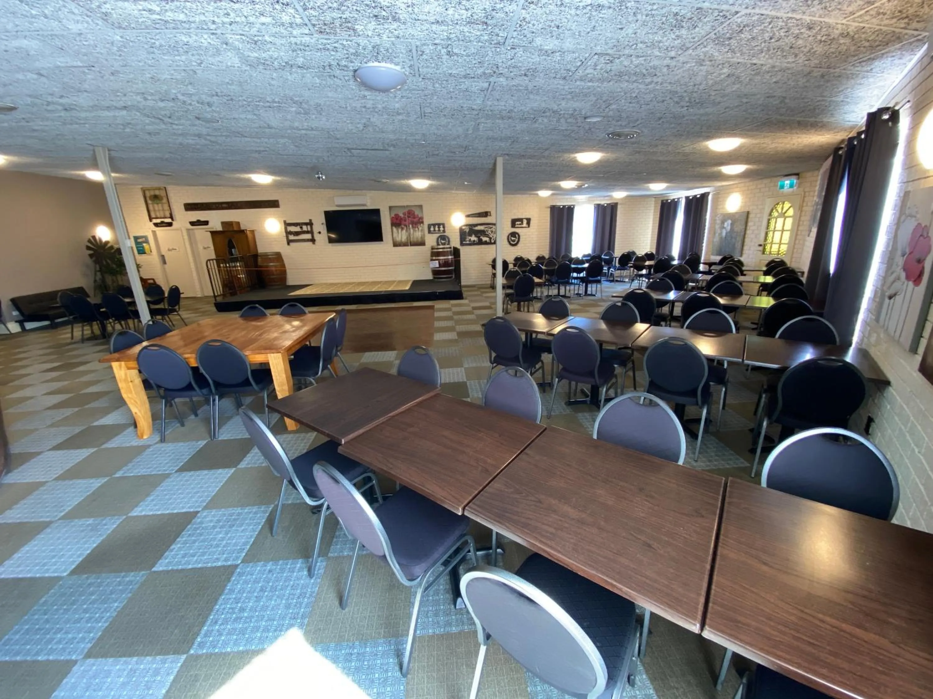 Restaurant/places to eat in COMMERCIAL HOTEL KANIVA