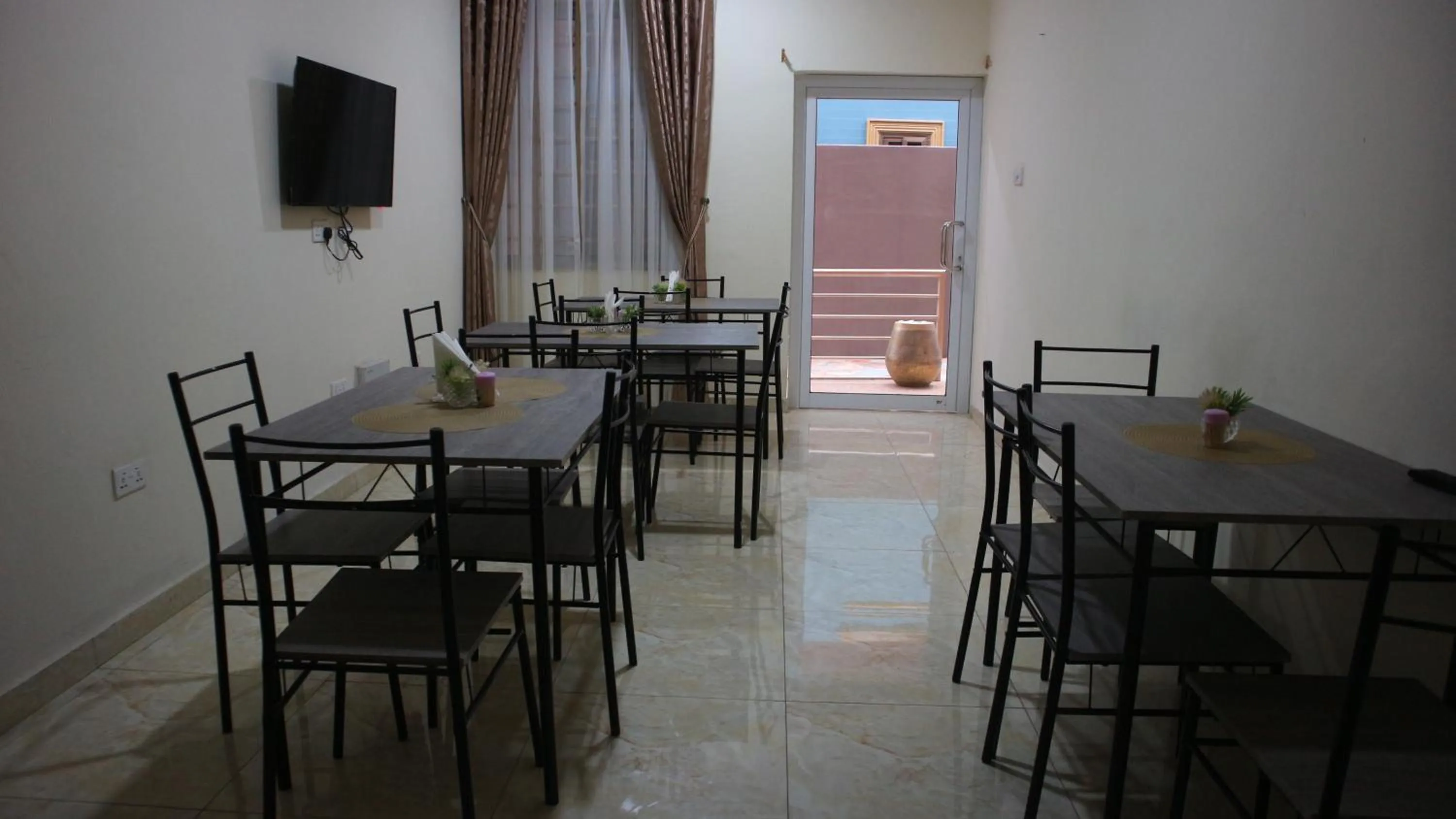 Restaurant/places to eat in Crystal Premier Hotel