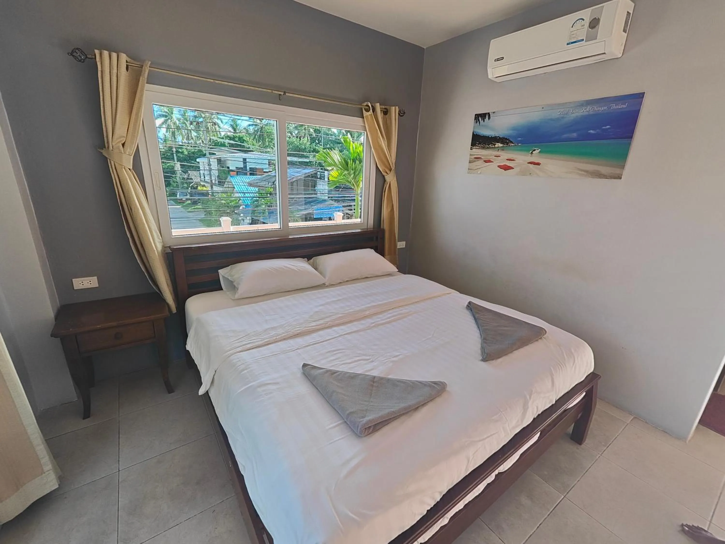 Photo of the whole room, Bed in Moon Travel Phangan