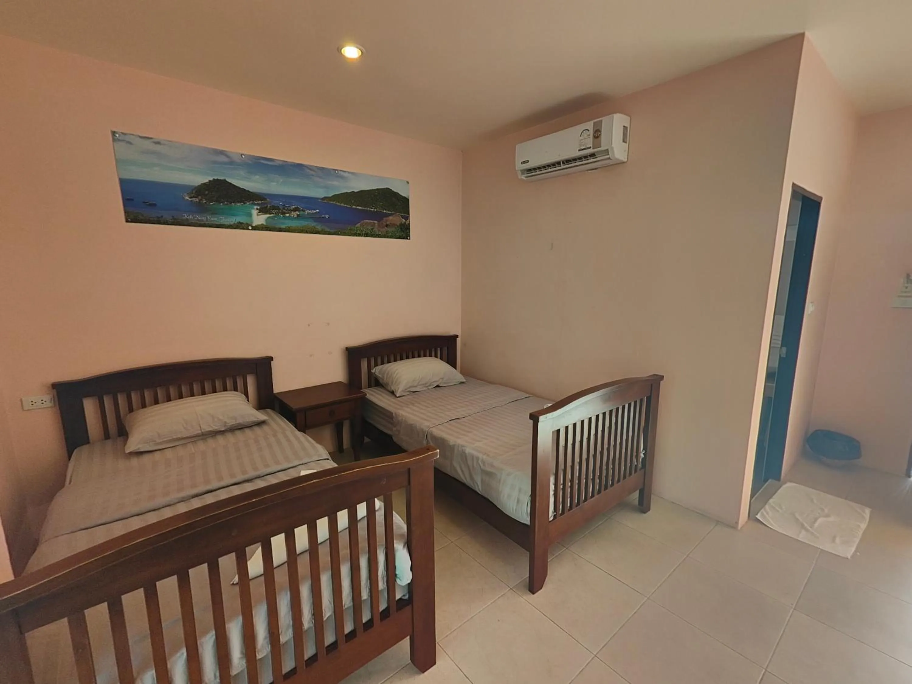 Photo of the whole room, Bed in Moon Travel Phangan