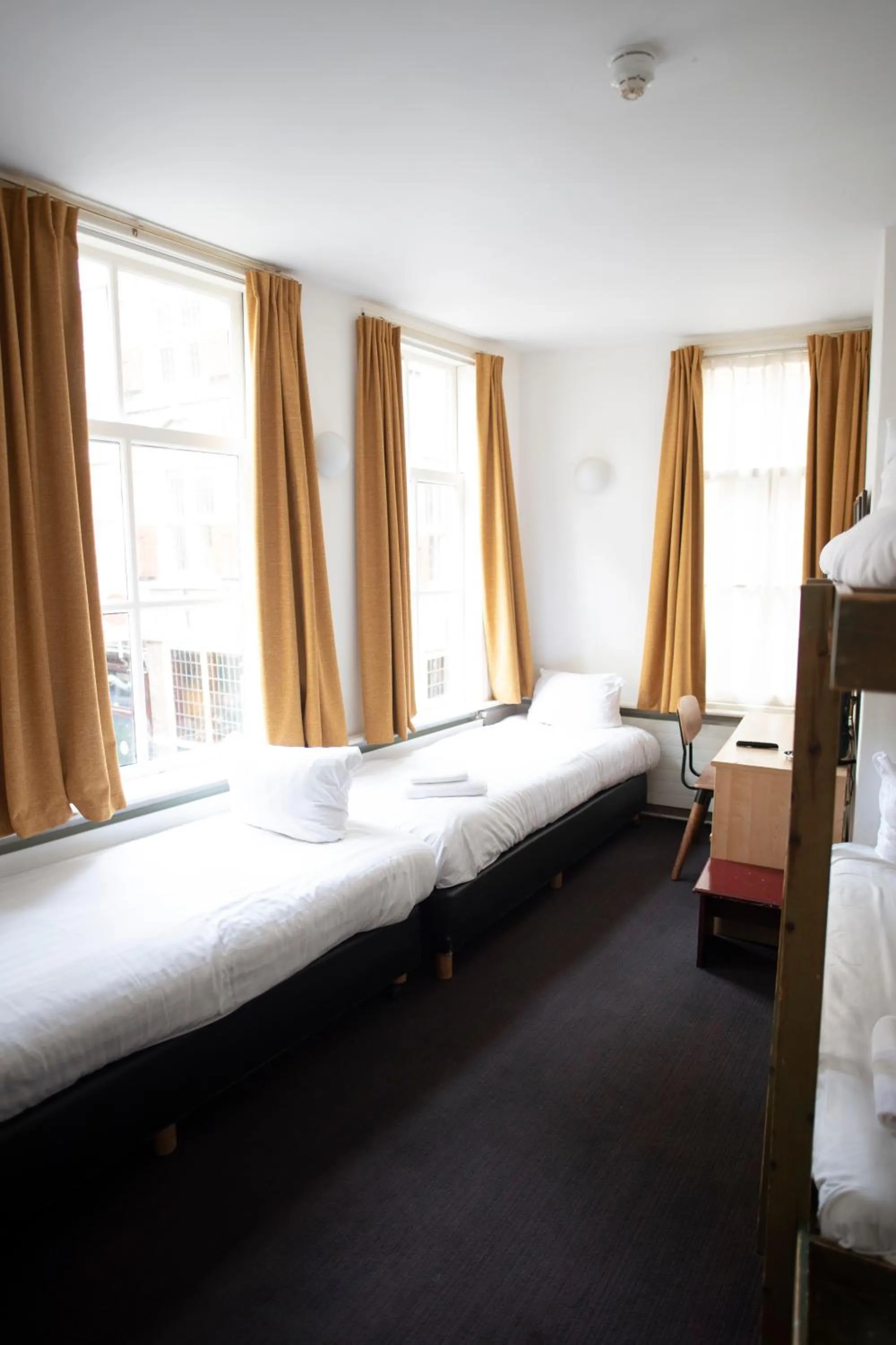 Photo of the whole room, Bed in Hotel Internationaal