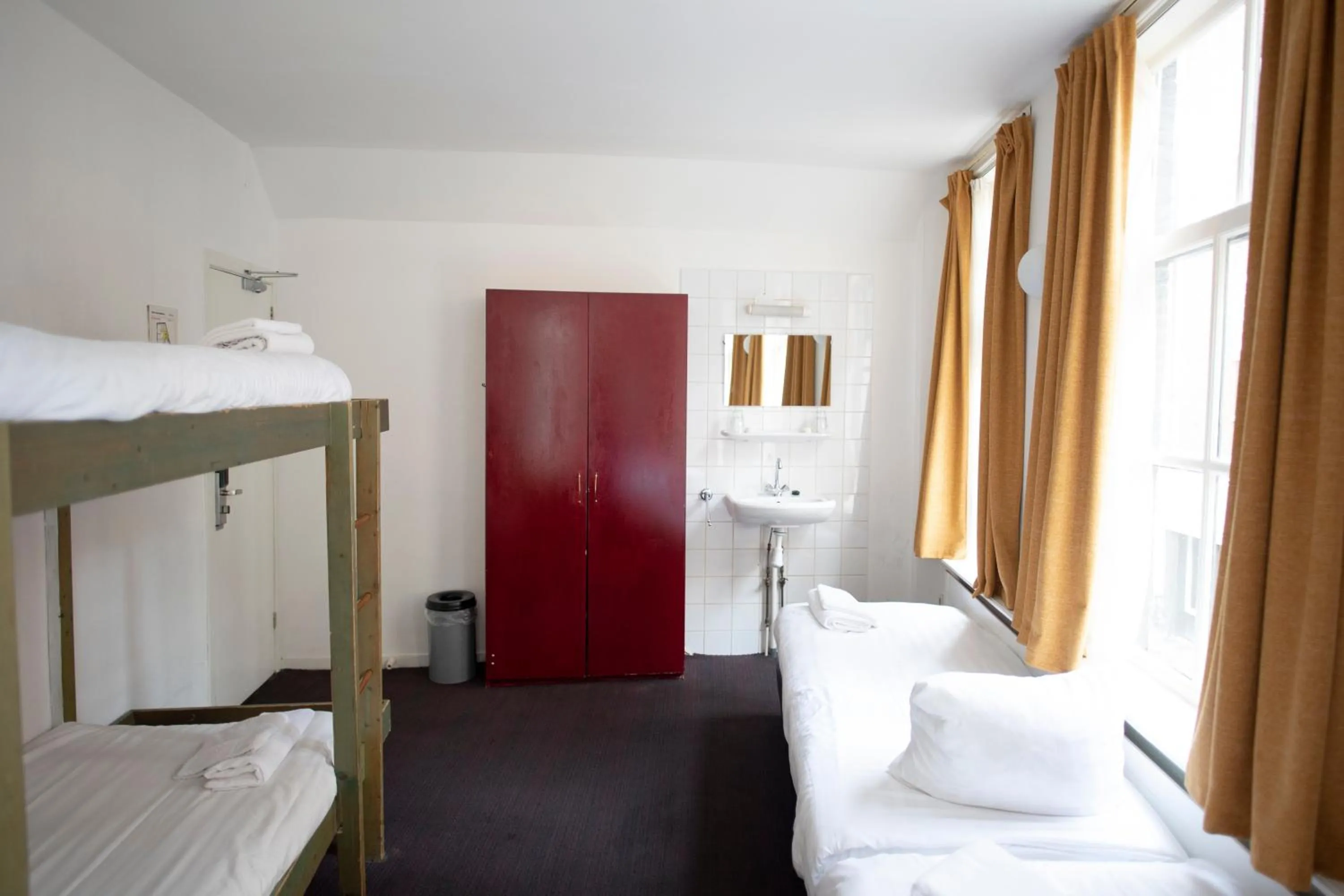 Photo of the whole room, Bed in Hotel Internationaal