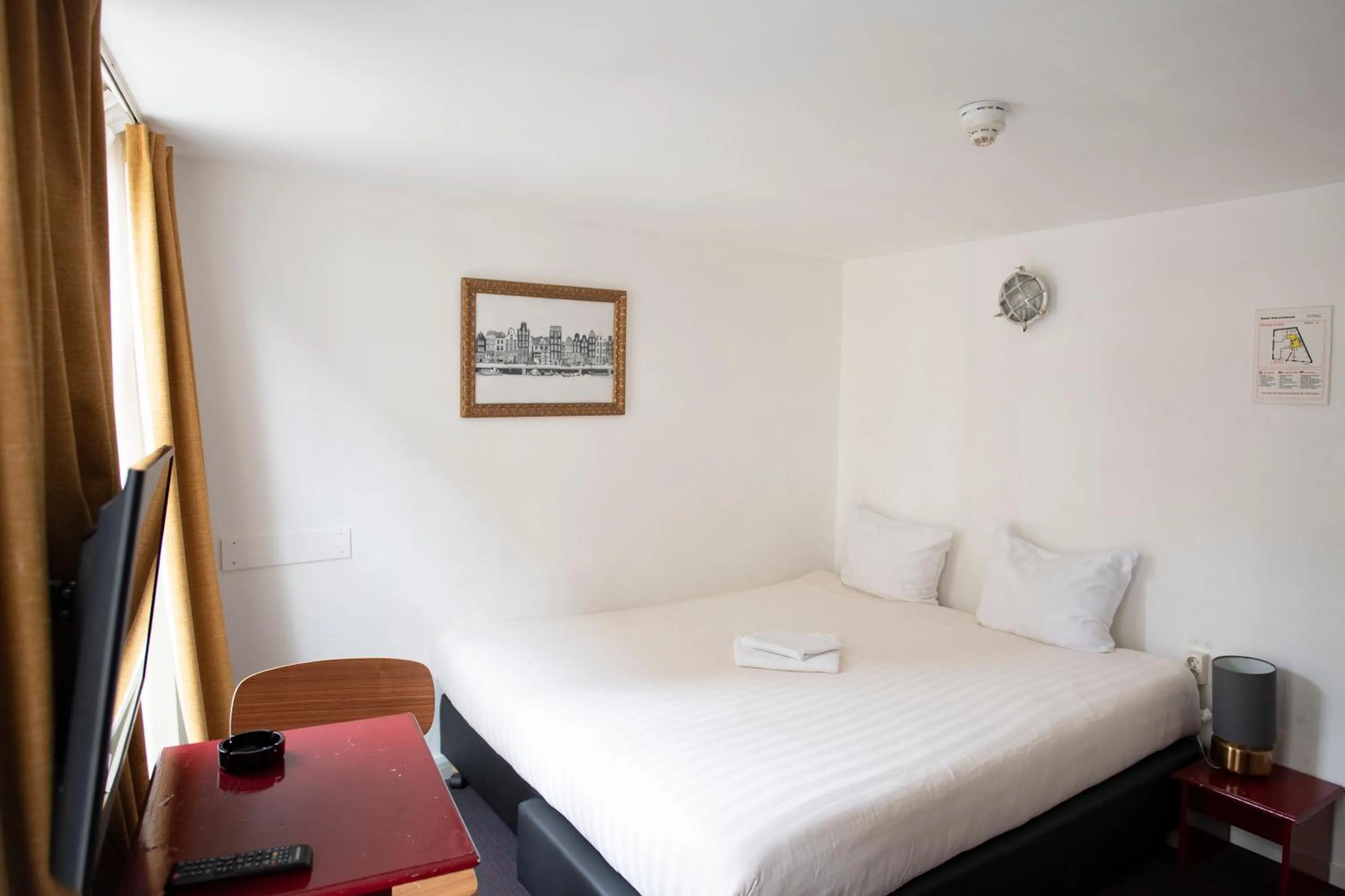 Photo of the whole room, Bed in Hotel Internationaal