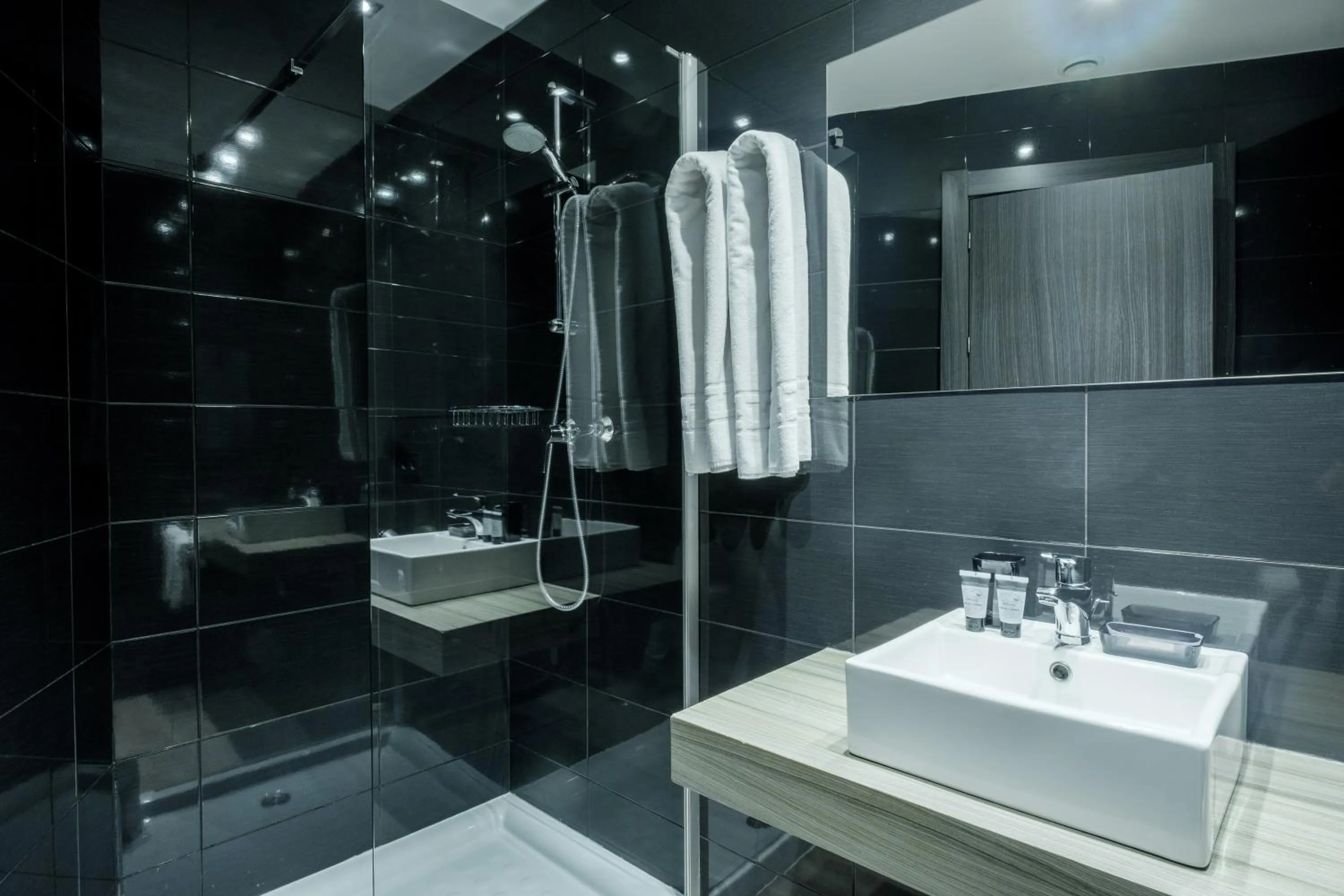 Bathroom in Apartamentos Capua