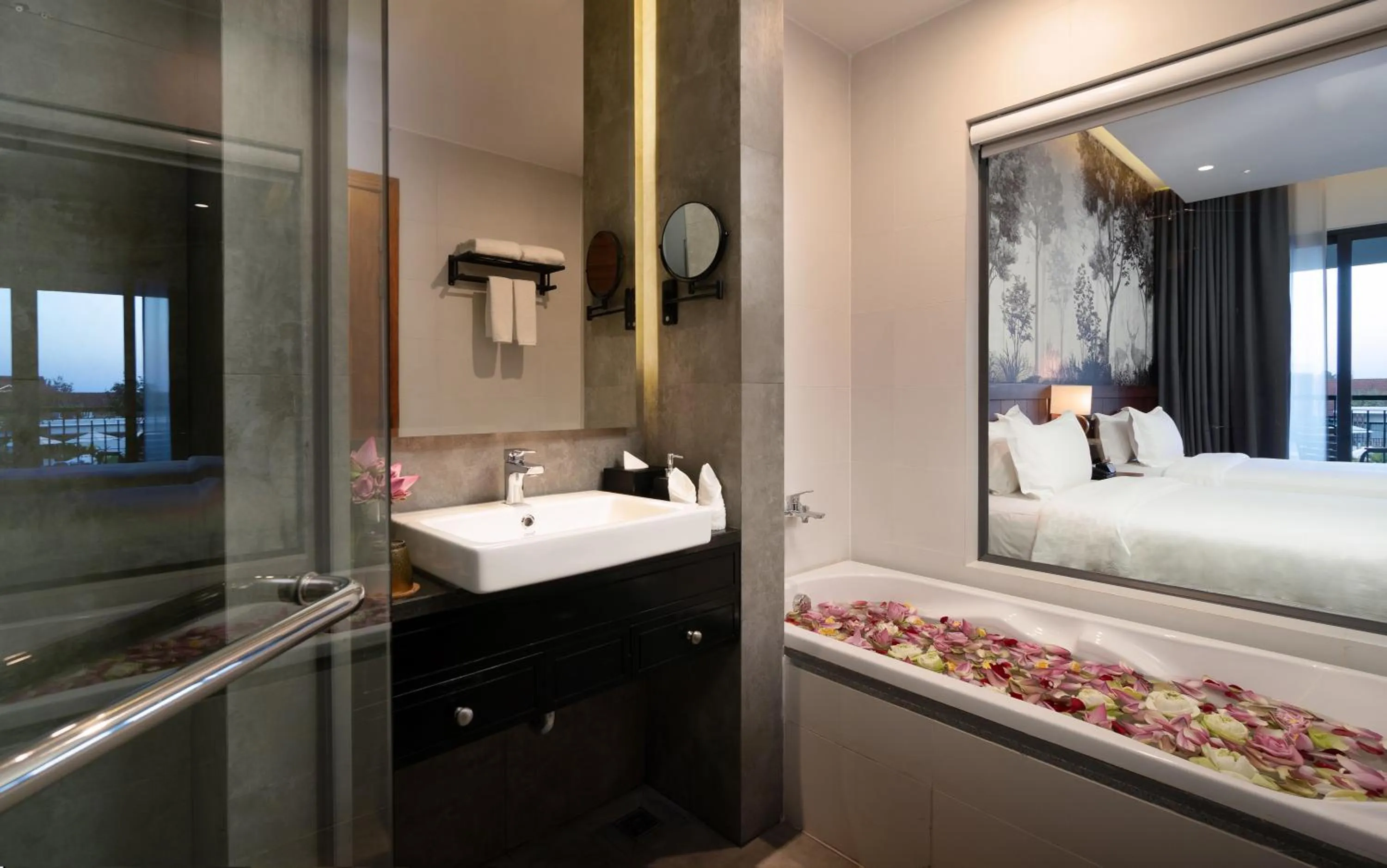 Bath, Bed in Koulen Central Hotel