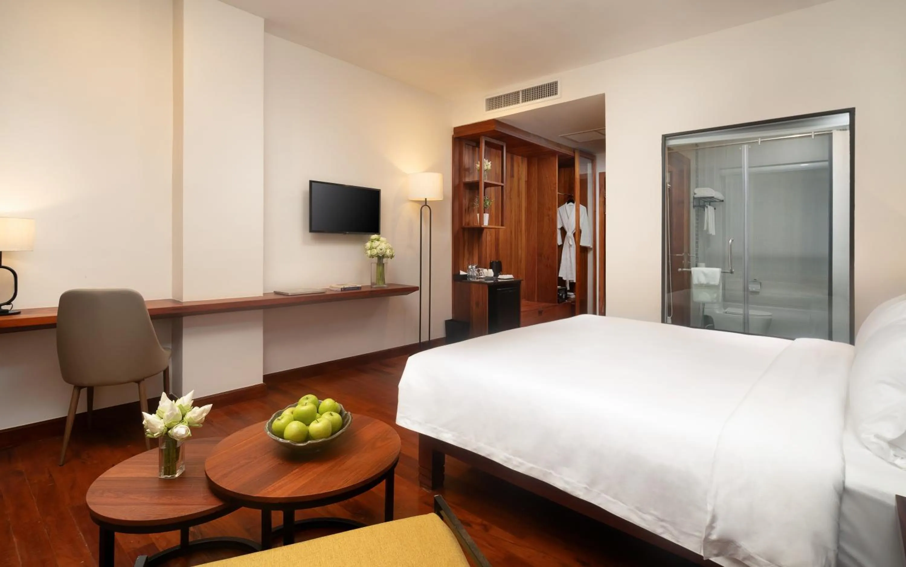 Bathroom, Bed in Koulen Central Hotel