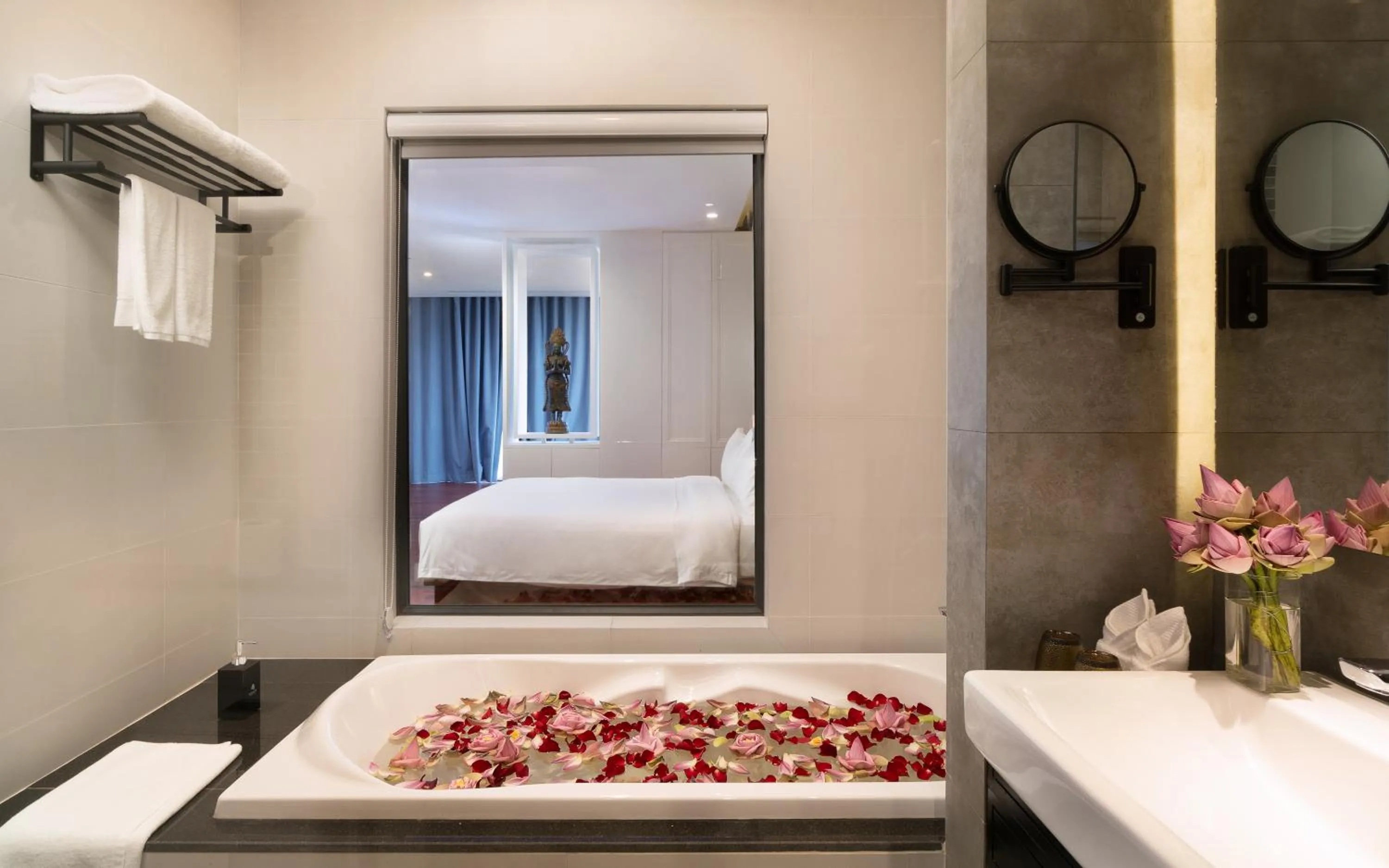 Bathroom, Bed in Koulen Central Hotel