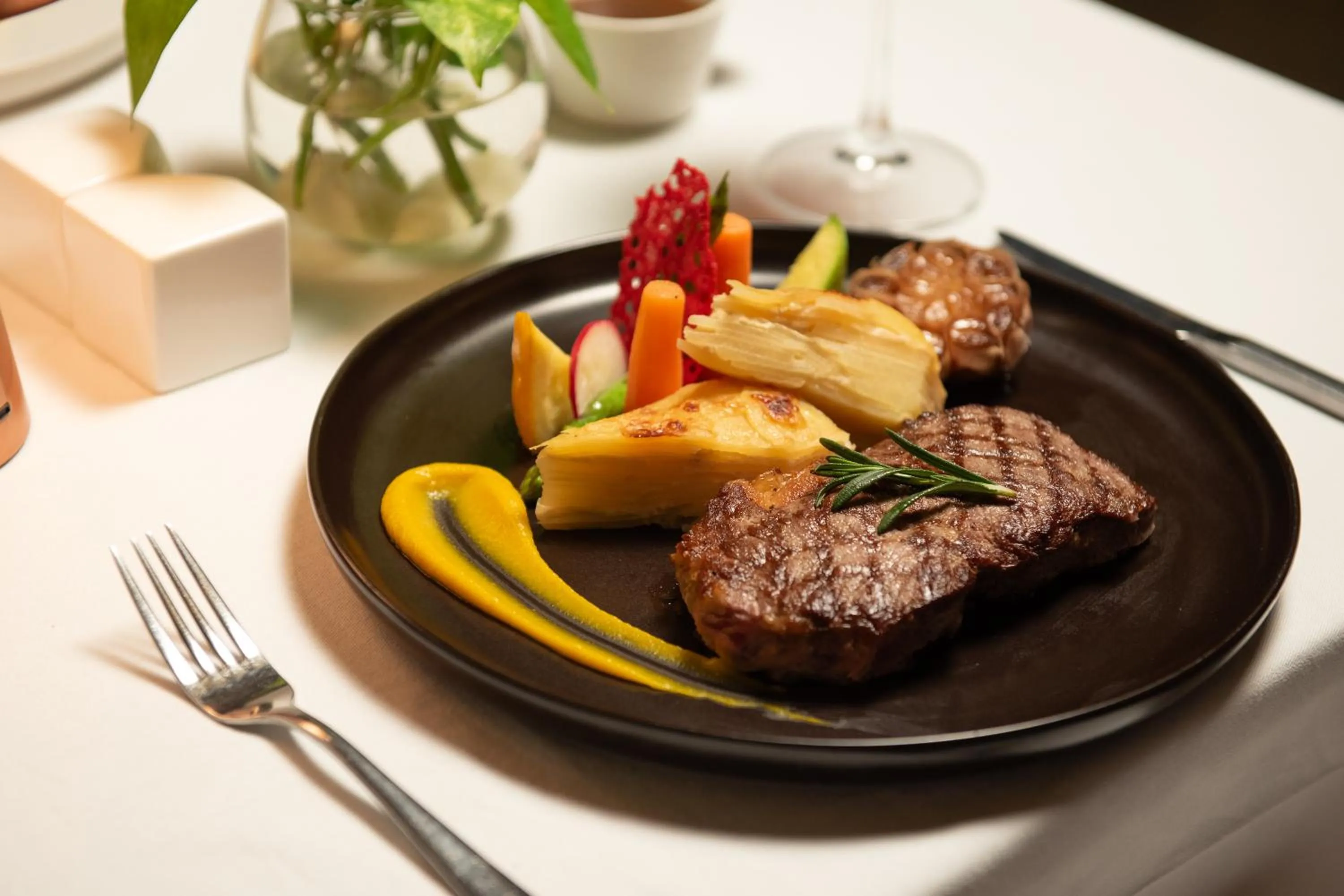 Restaurant/places to eat in Koulen Central Hotel