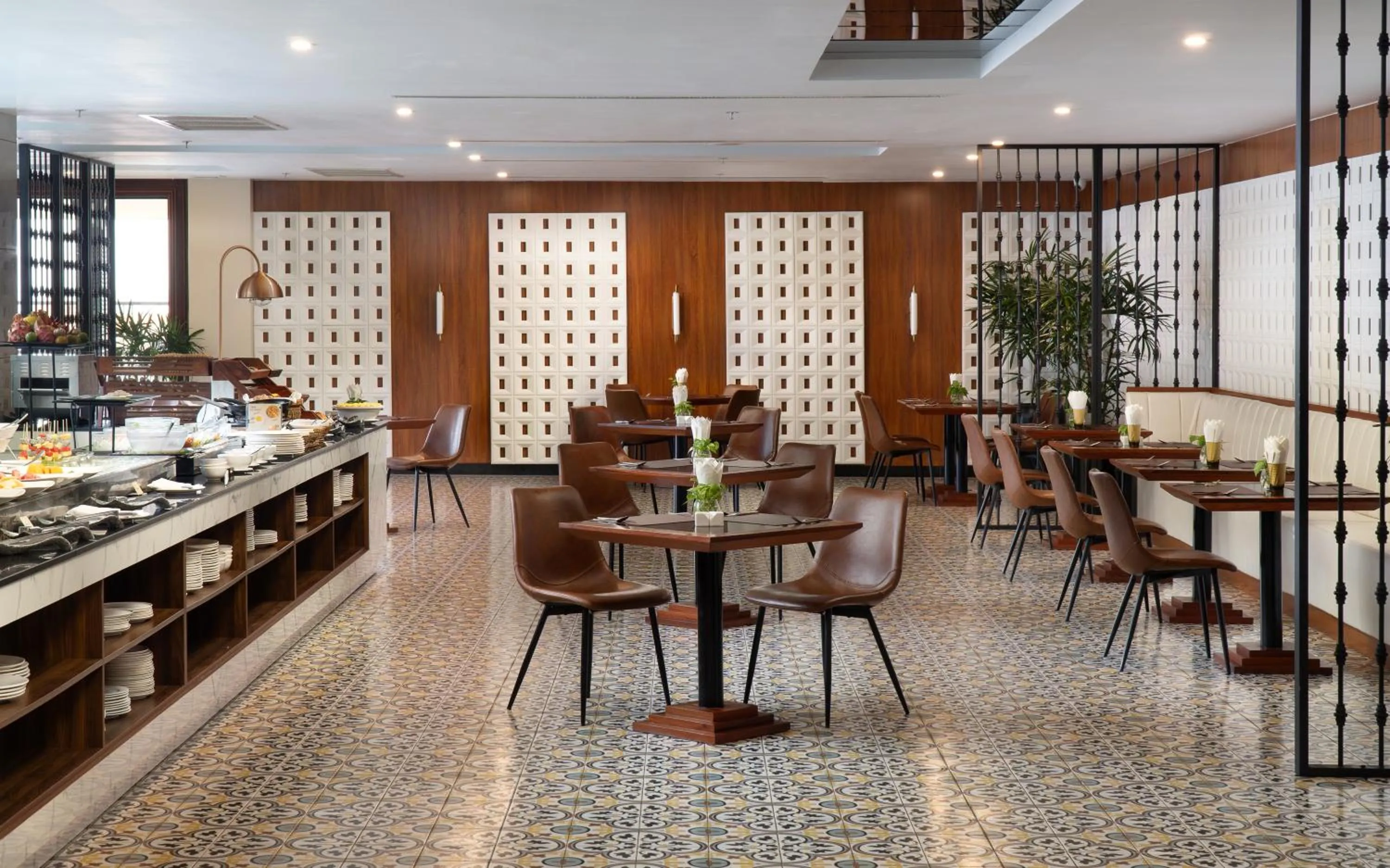 Restaurant/places to eat in Koulen Central Hotel