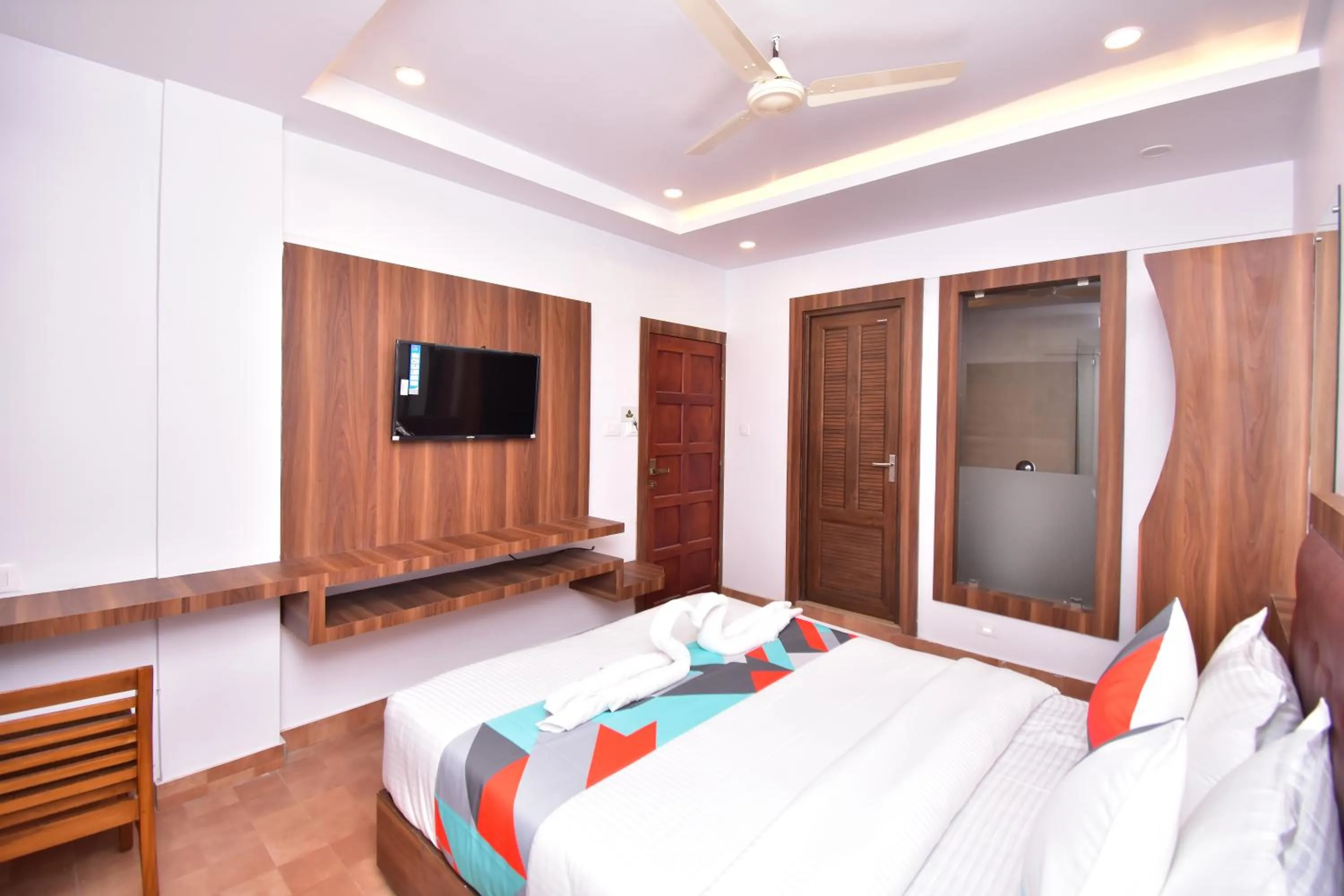 Communal lounge/ TV room, Bed in Hotel orchid suites Cochin