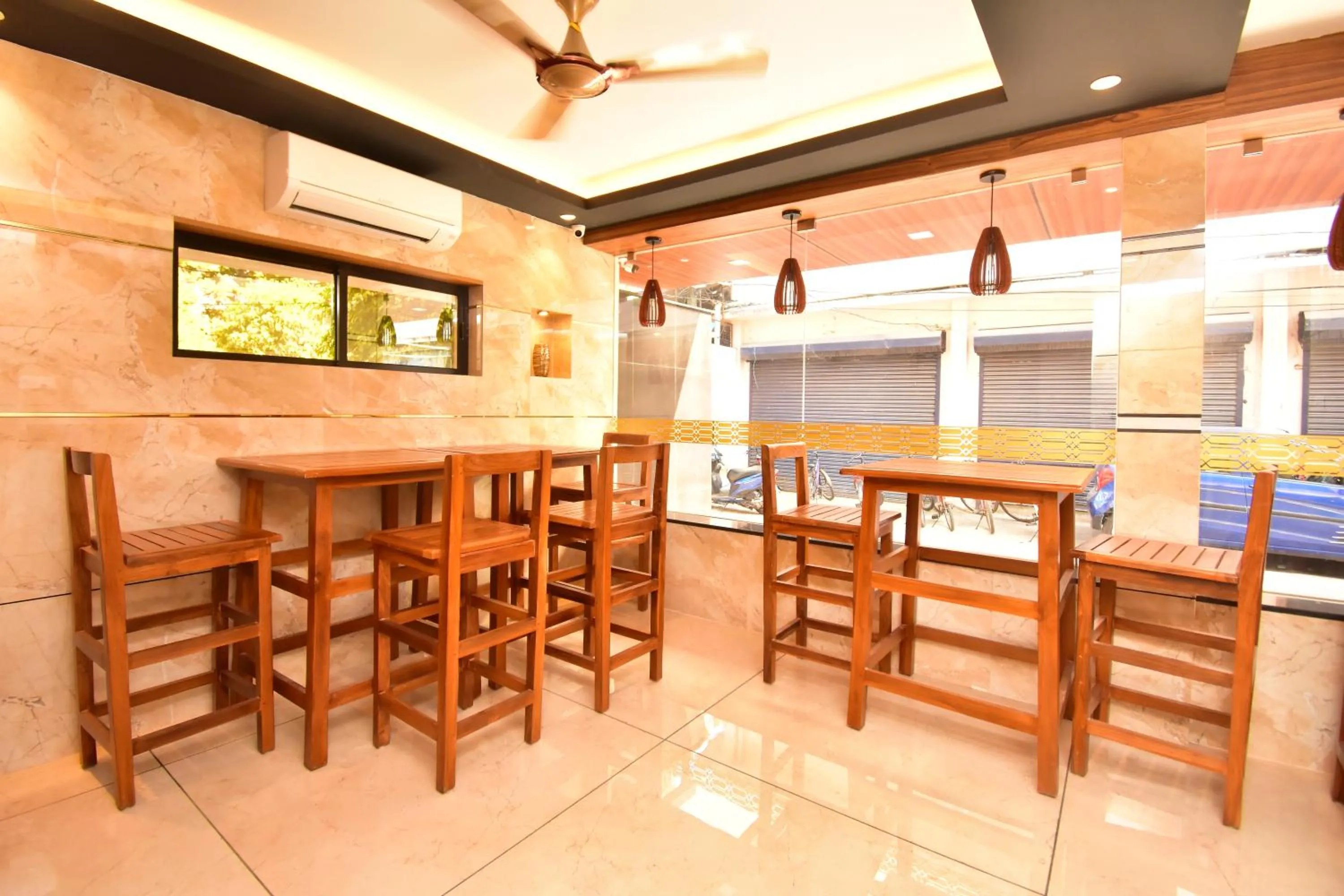 Restaurant/places to eat in Hotel orchid suites Cochin