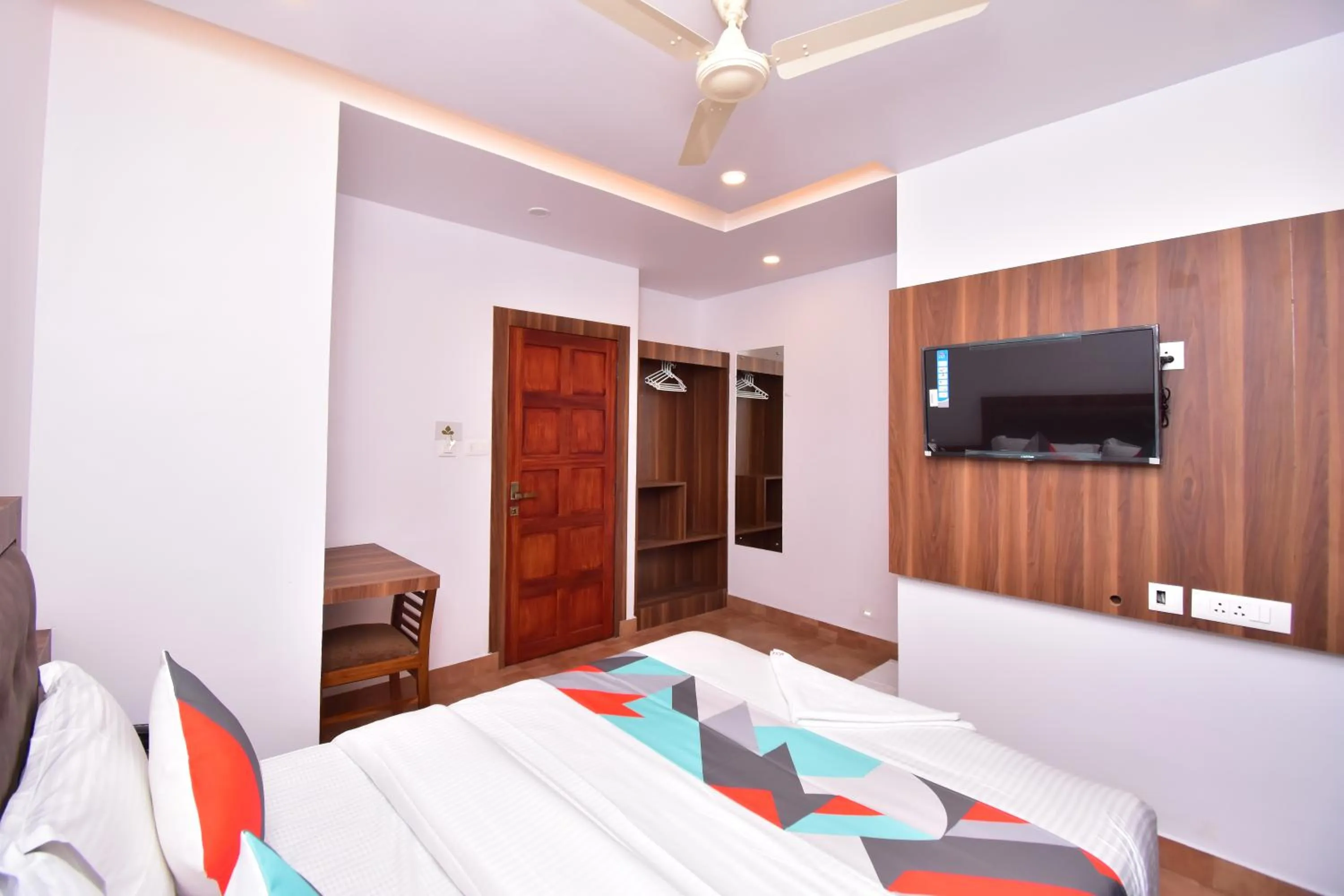Communal lounge/ TV room, Bed in Hotel orchid suites Cochin