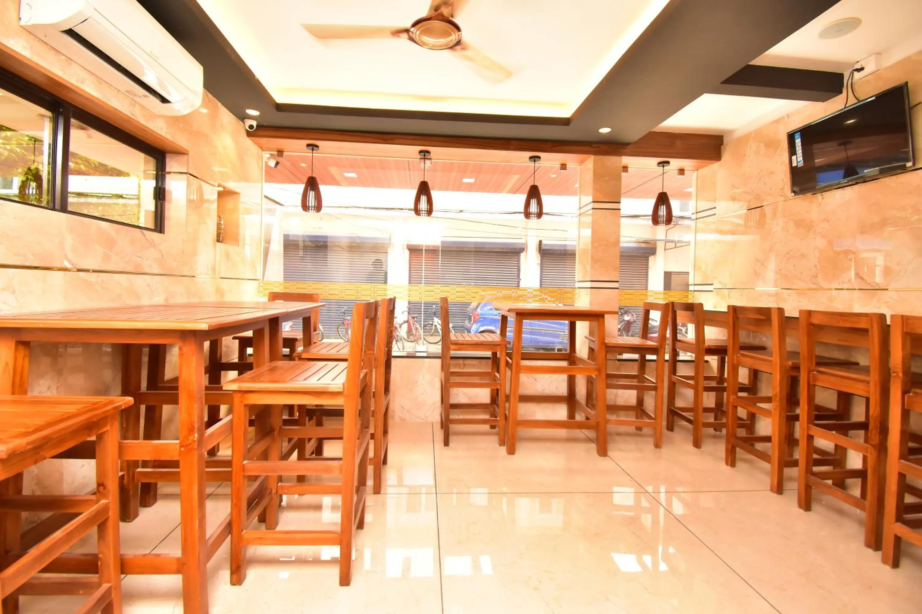 Restaurant/places to eat in Hotel orchid suites Cochin