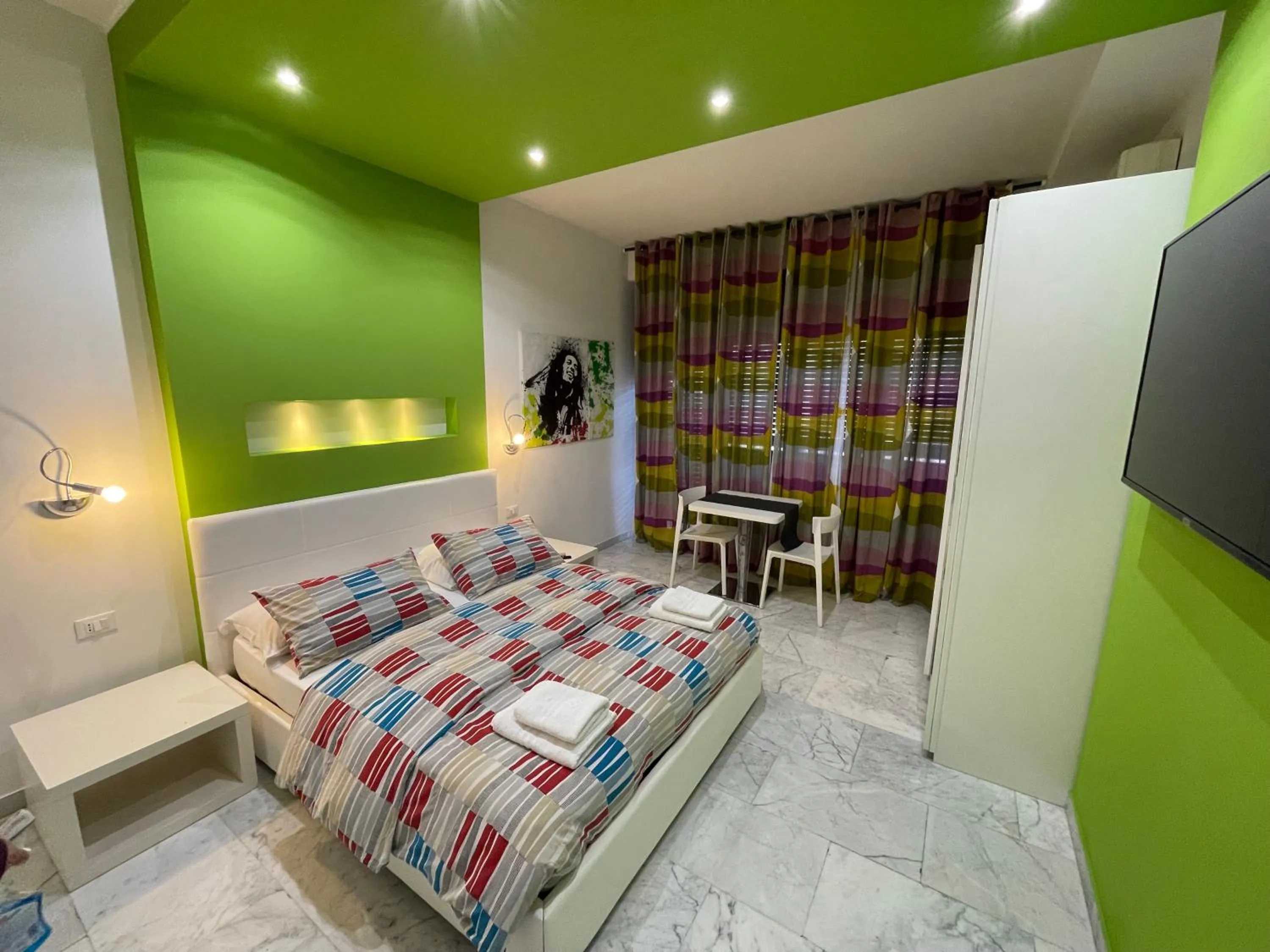 Bedroom, Bed in Black & White G&G