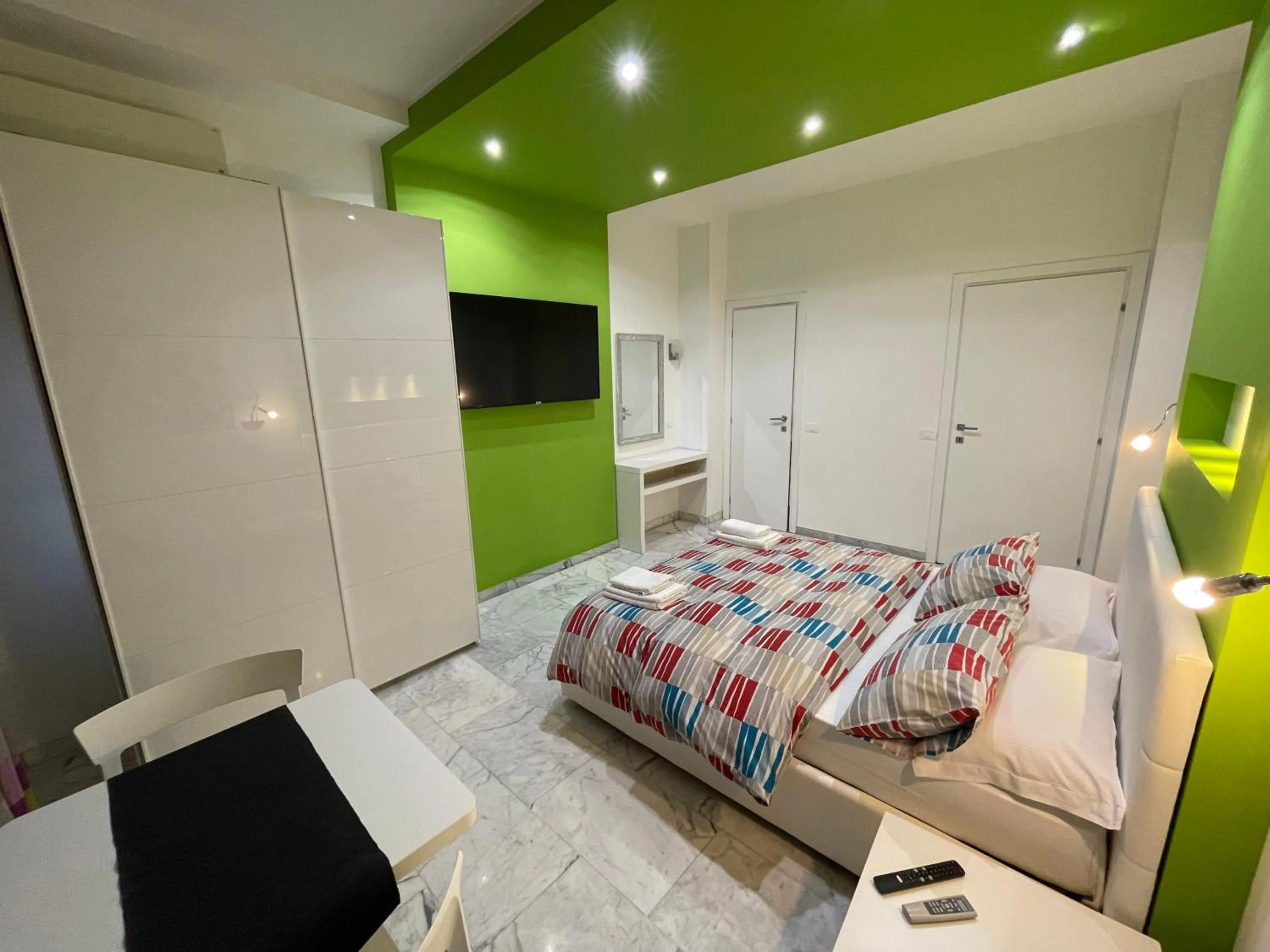 Bed in Black & White G&G