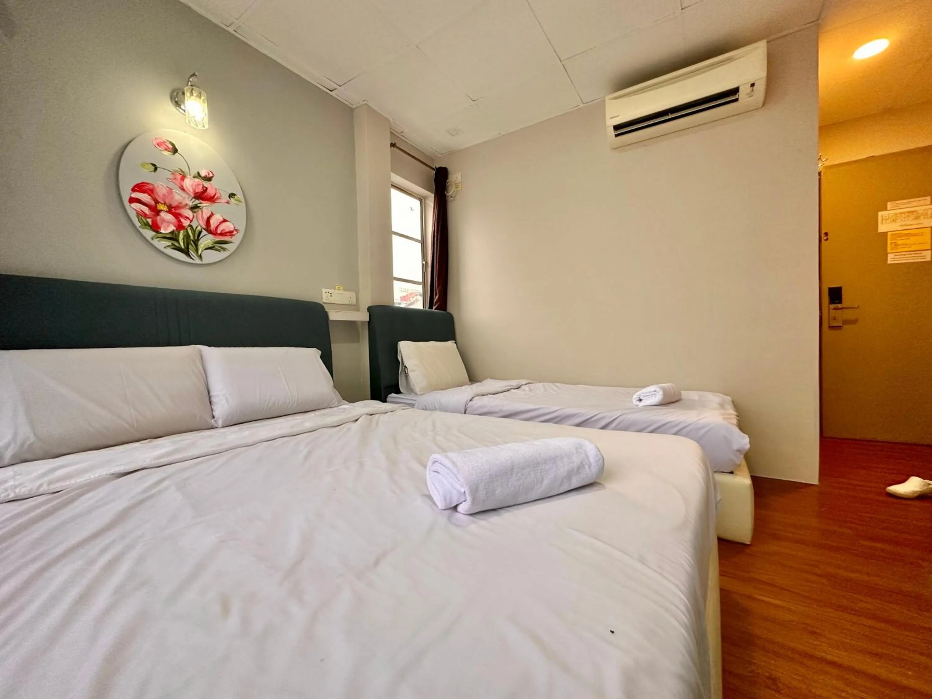 Bed in Dingdong Homes Hotel