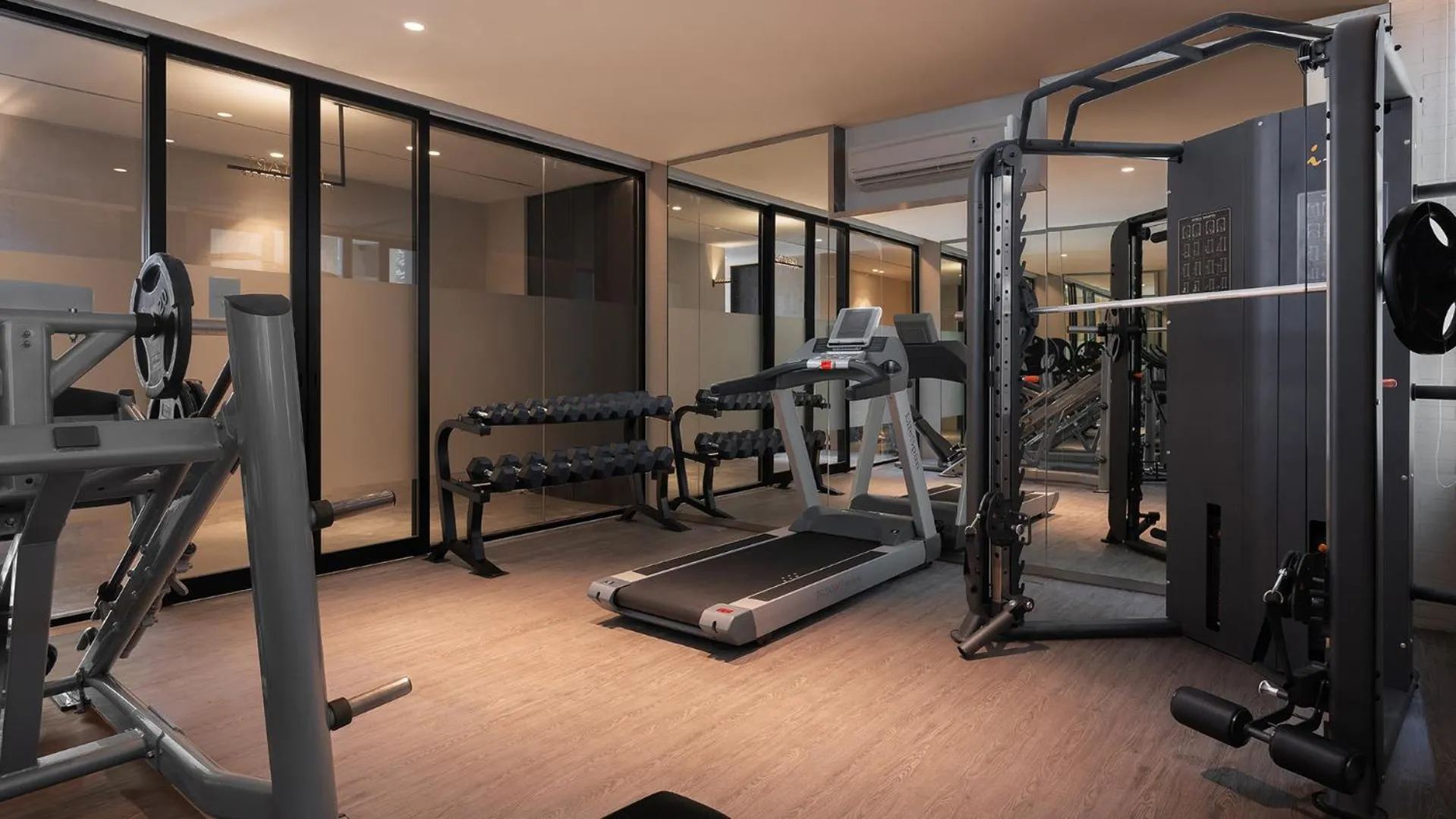 Fitness centre/facilities in REZ Hotel Semarang