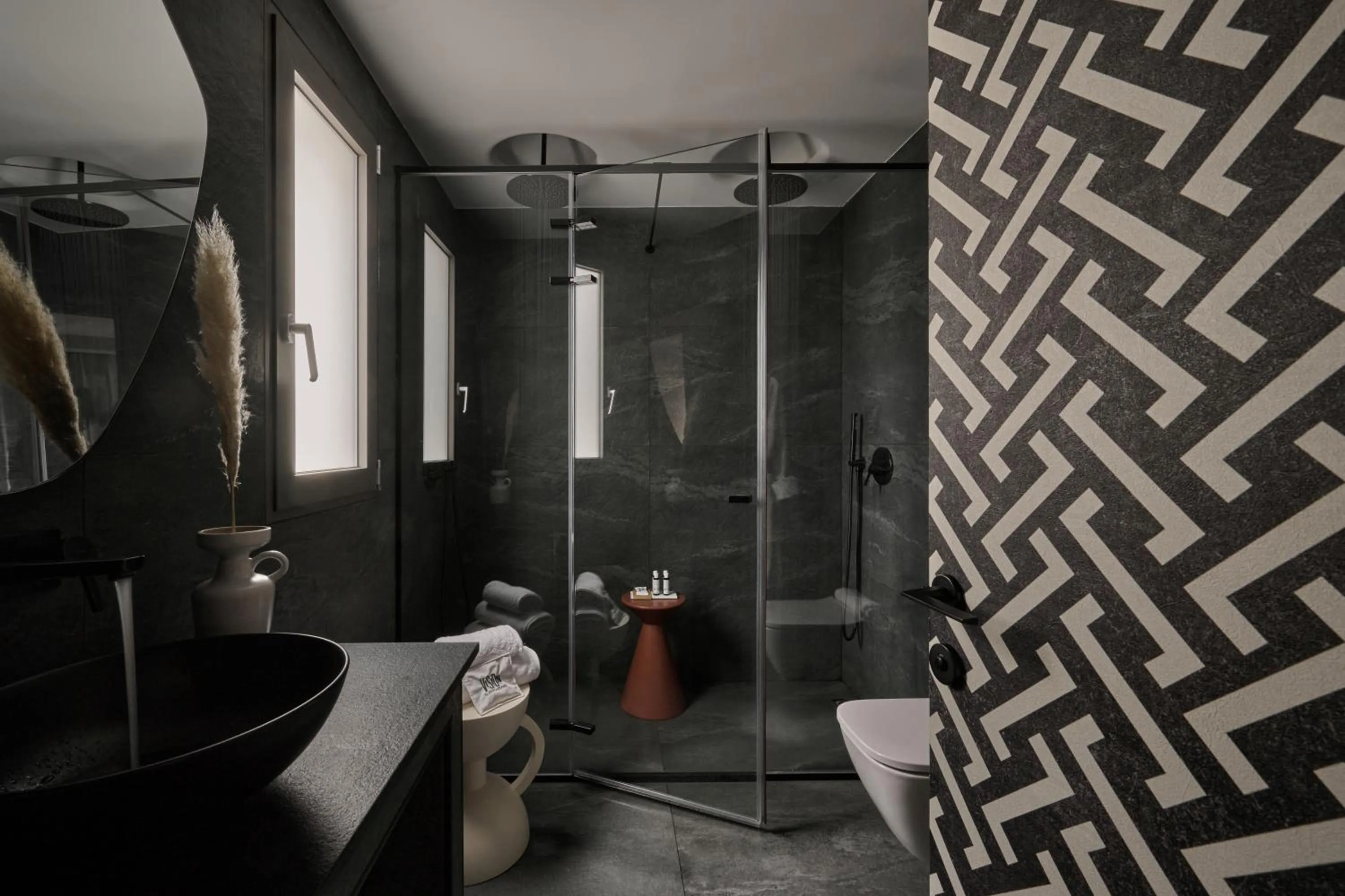 Shower in VISION OMONIA, ATHENS