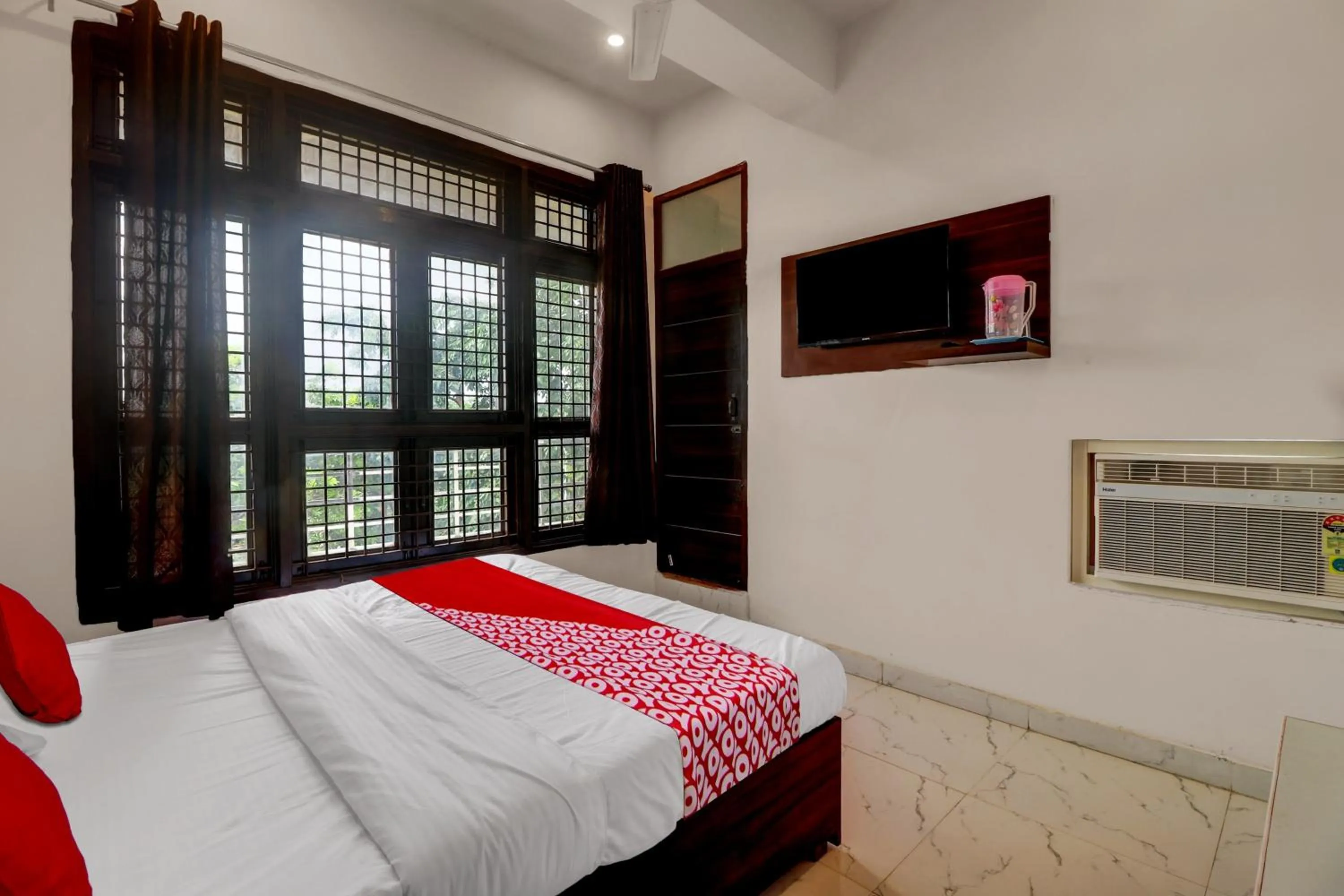 Bedroom in Itsy Hotels Om Pushp Residency