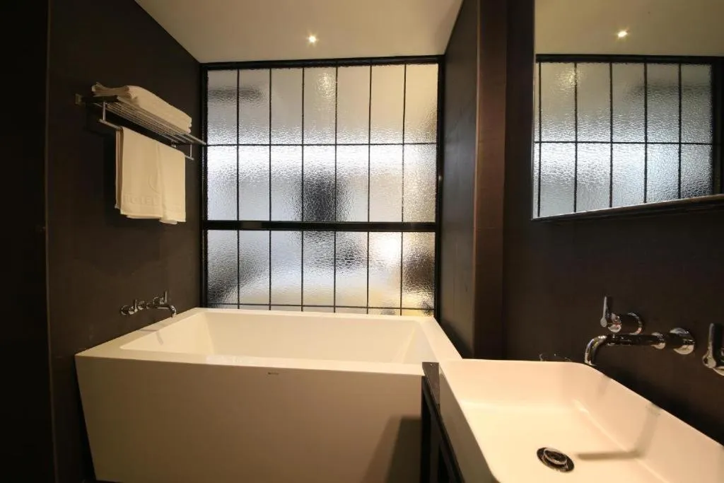 Bathroom in Hotel Yeoubi