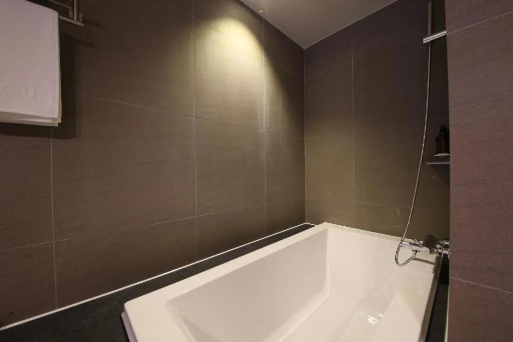 Shower in Hotel Yeoubi