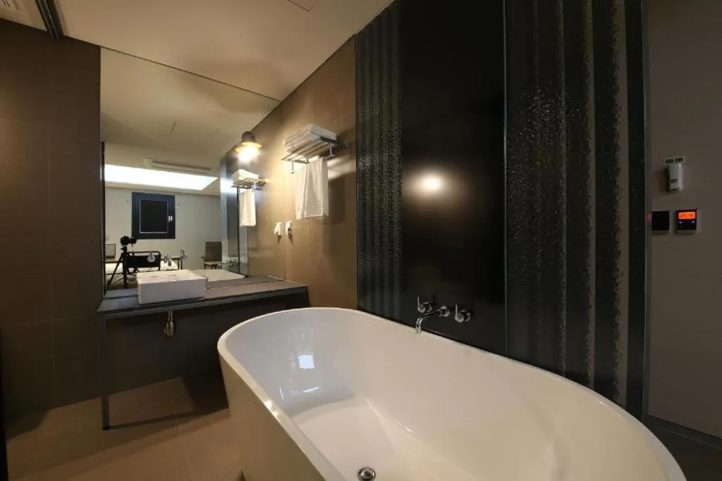 Bath in Hotel Yeoubi