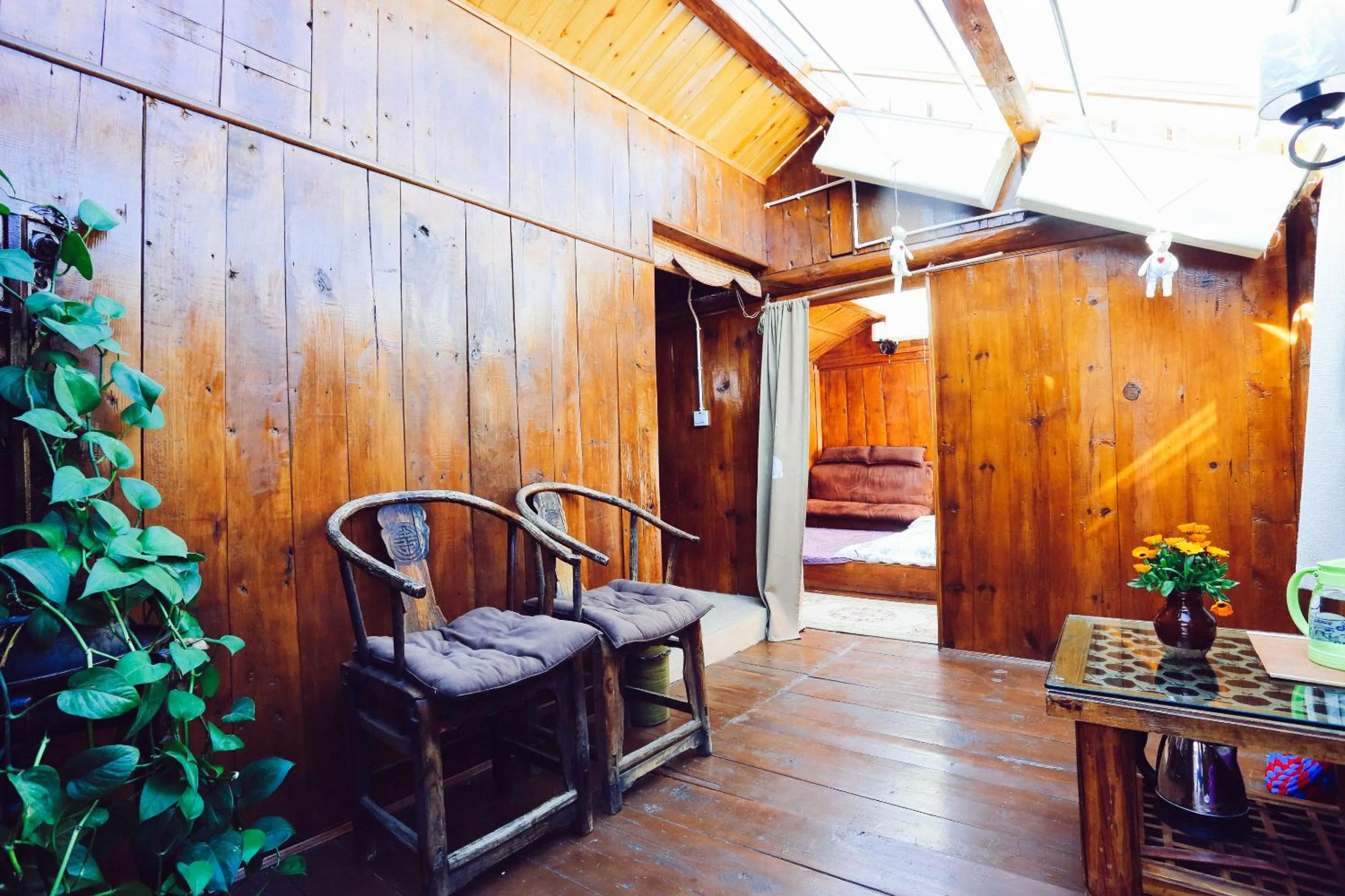 Living room in Cabin 7 Inn