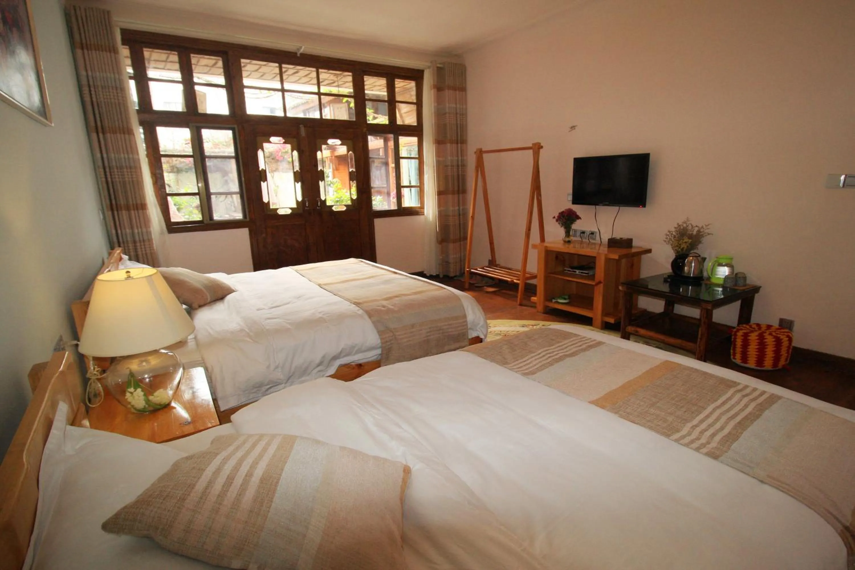 Photo of the whole room, Bed in Cabin 7 Inn