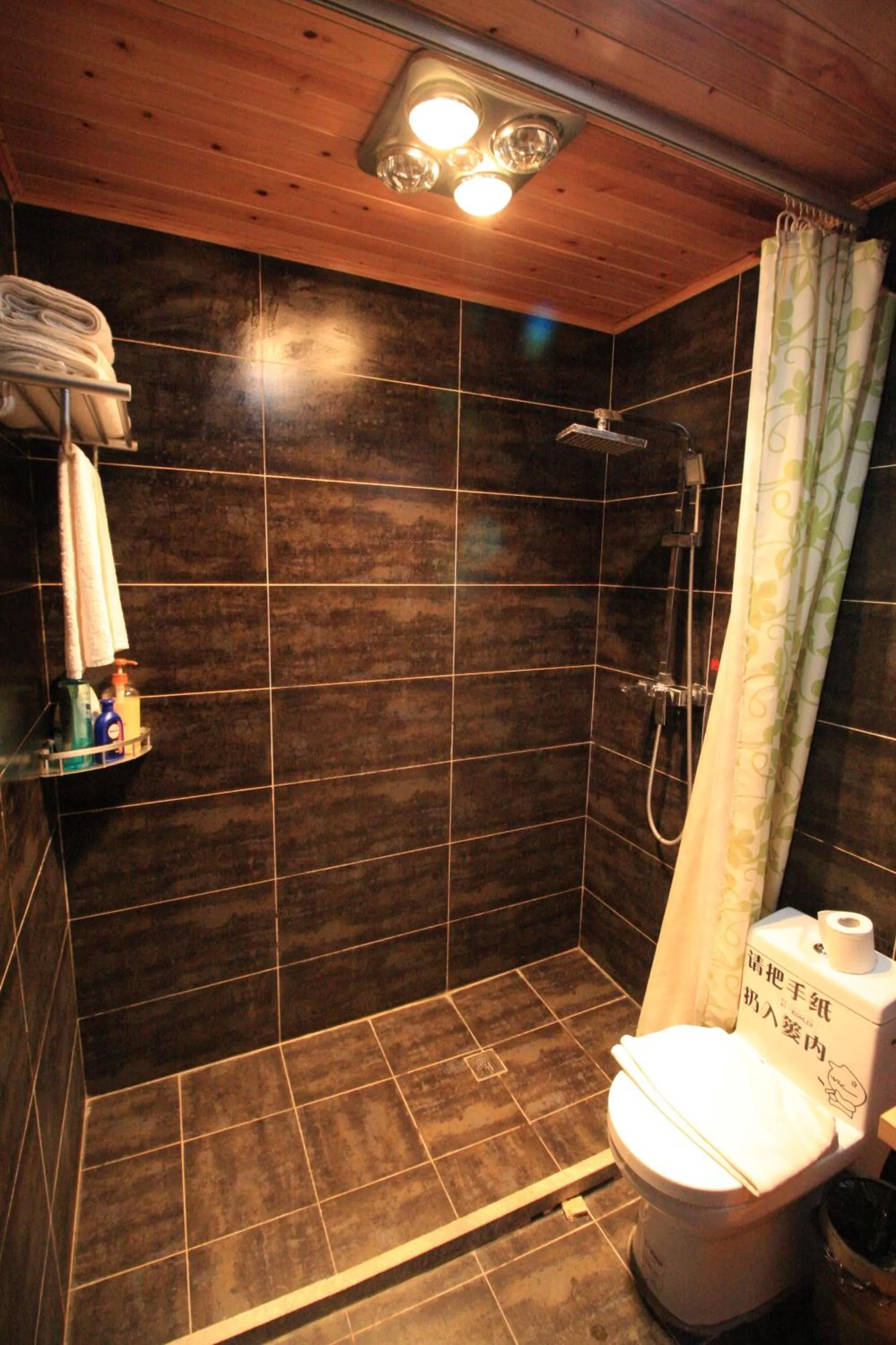 Bathroom in Cabin 7 Inn