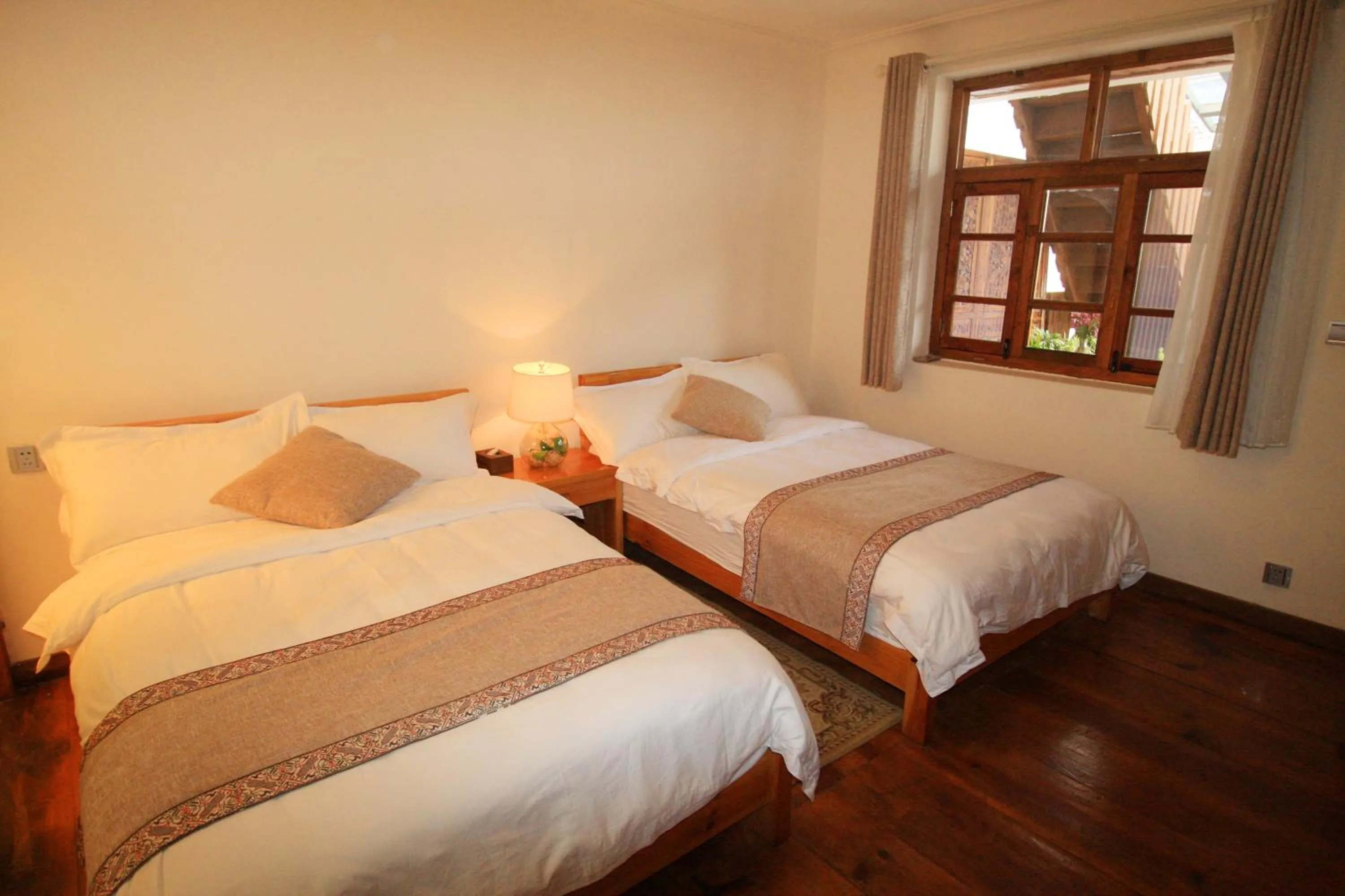 Decorative detail, Bed in Cabin 7 Inn