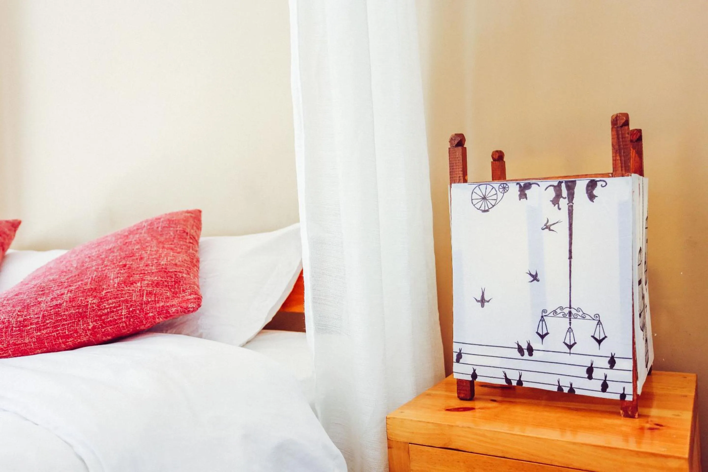 Decorative detail, Bed in Cabin 7 Inn