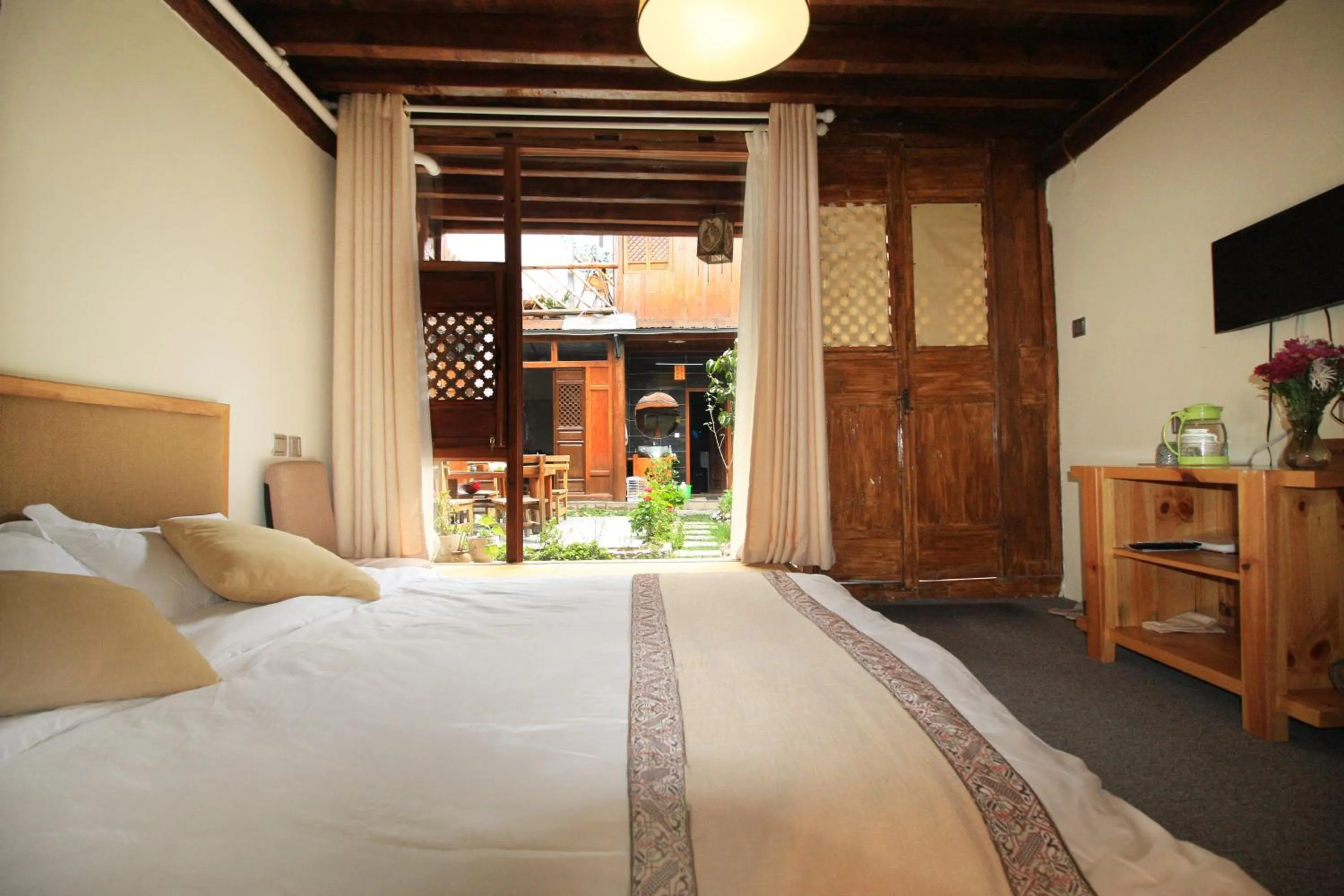 Garden view, Bed in Cabin 7 Inn