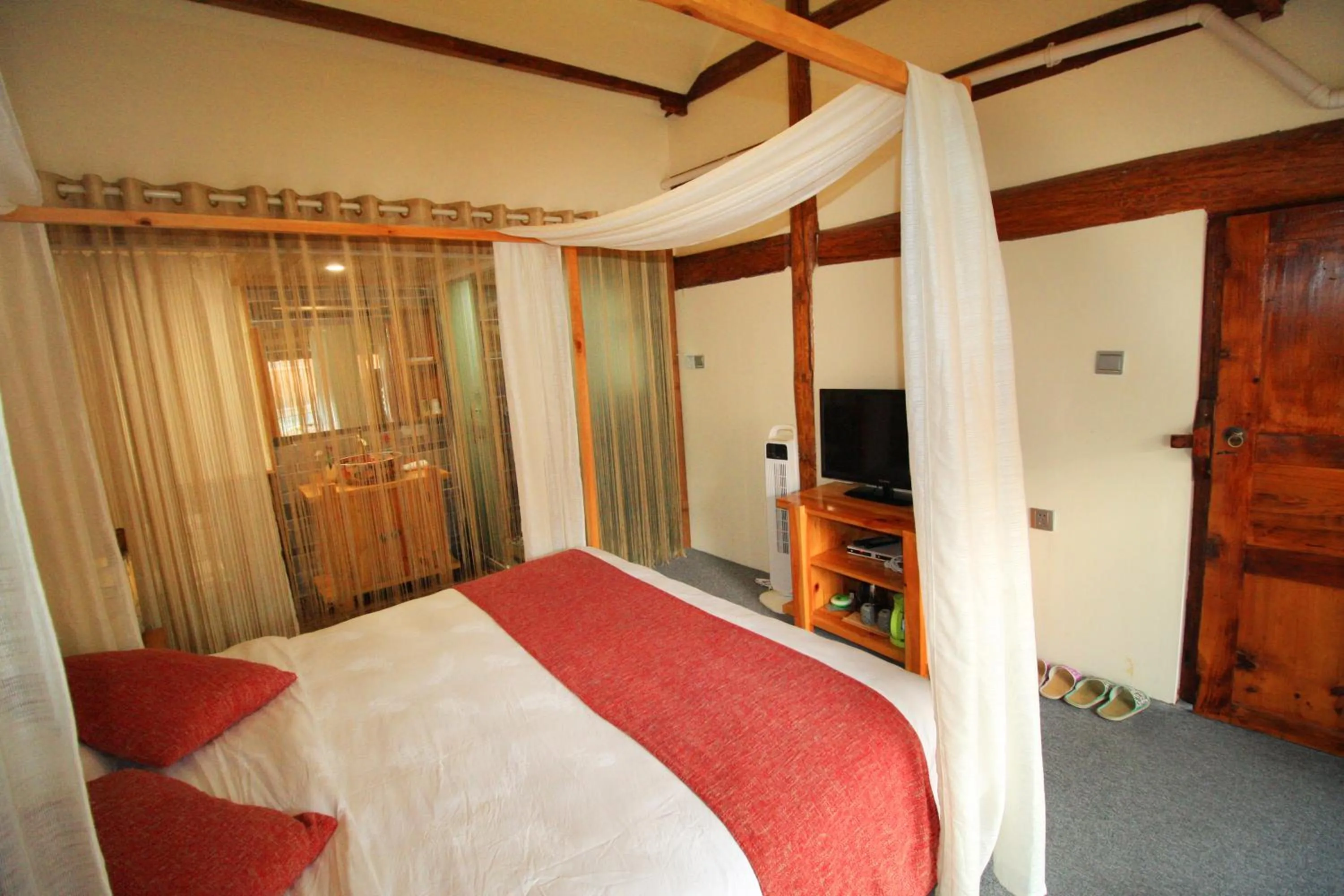 Photo of the whole room, Bed in Cabin 7 Inn