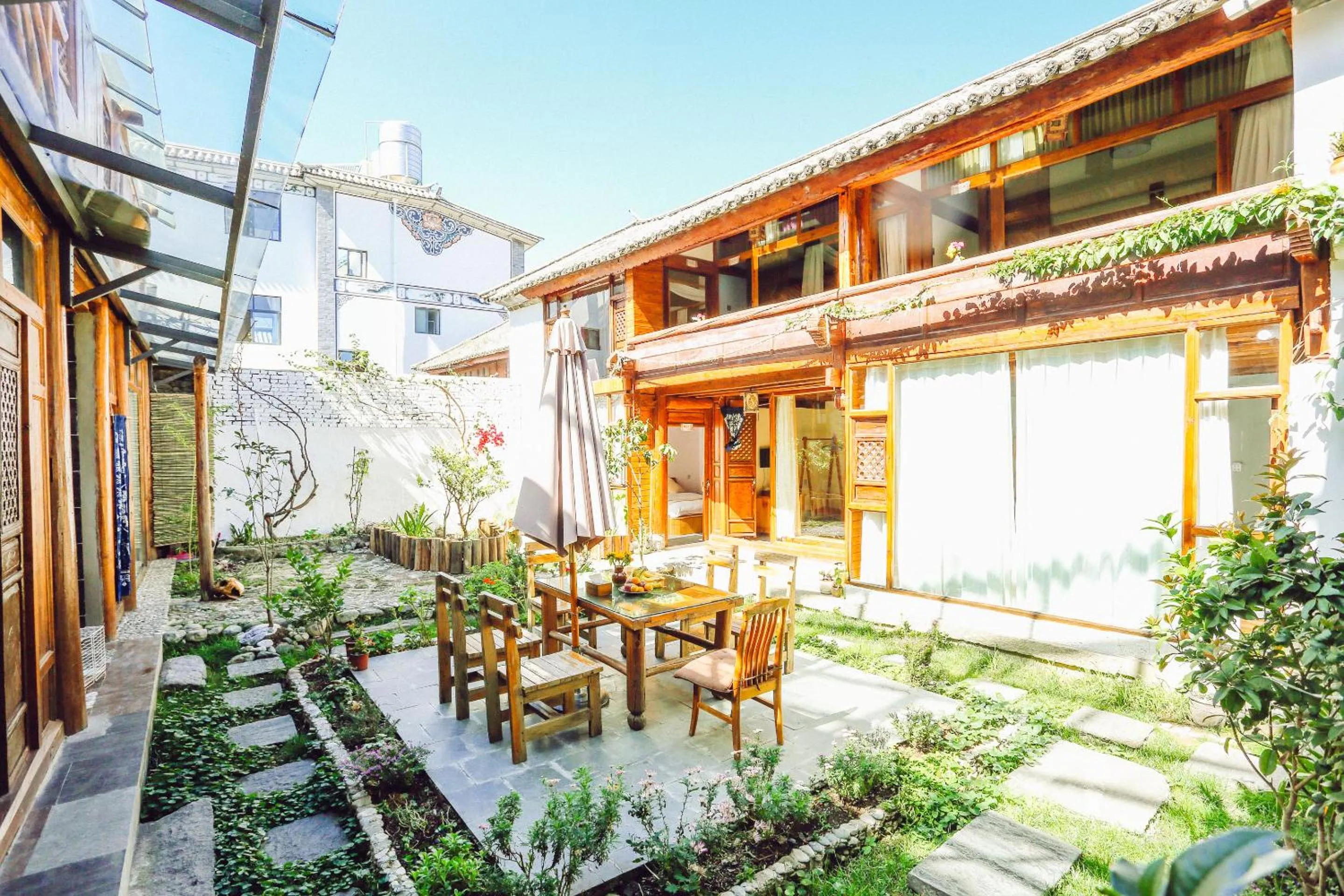 Garden view in Cabin 7 Inn