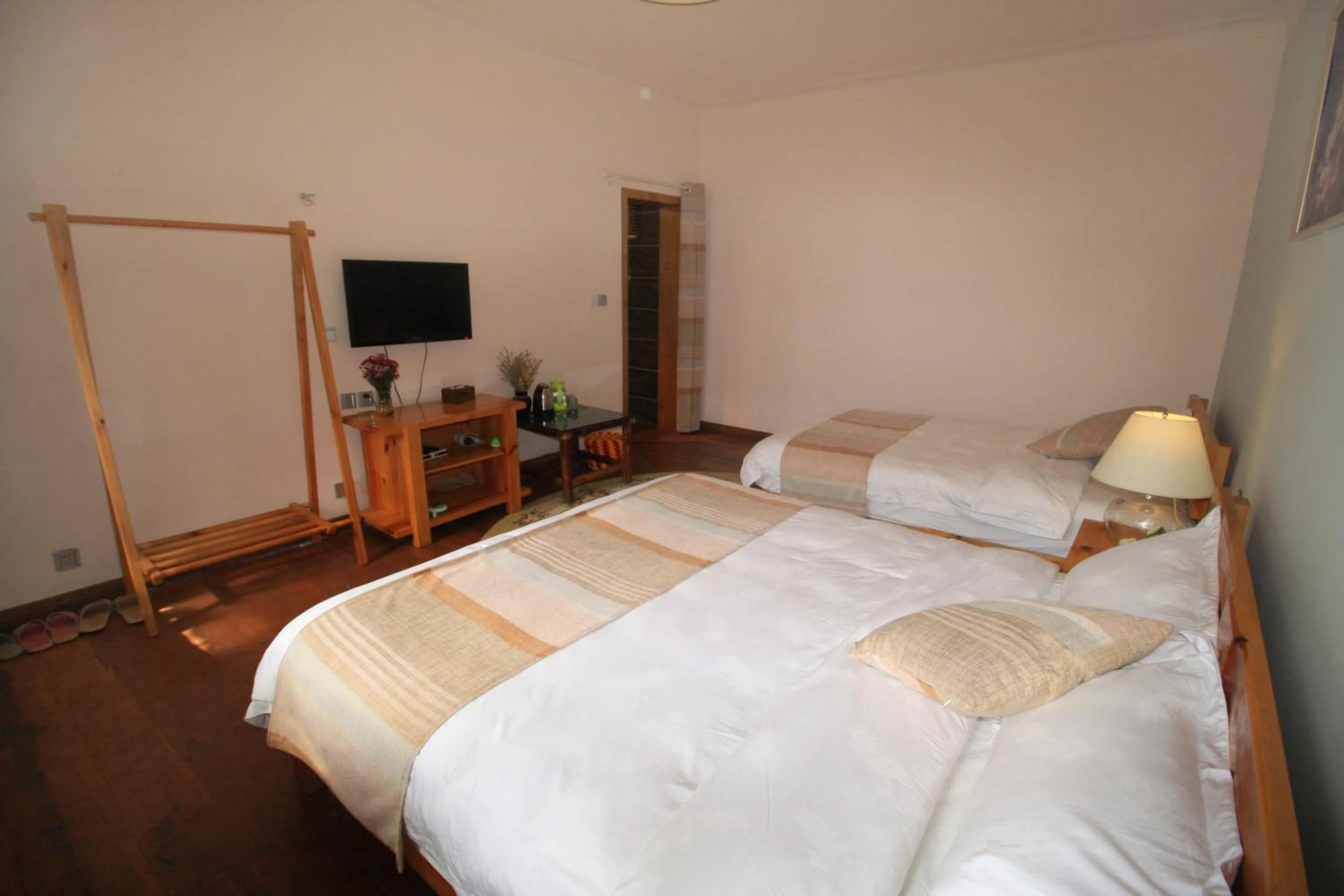 Photo of the whole room, Bed in Cabin 7 Inn