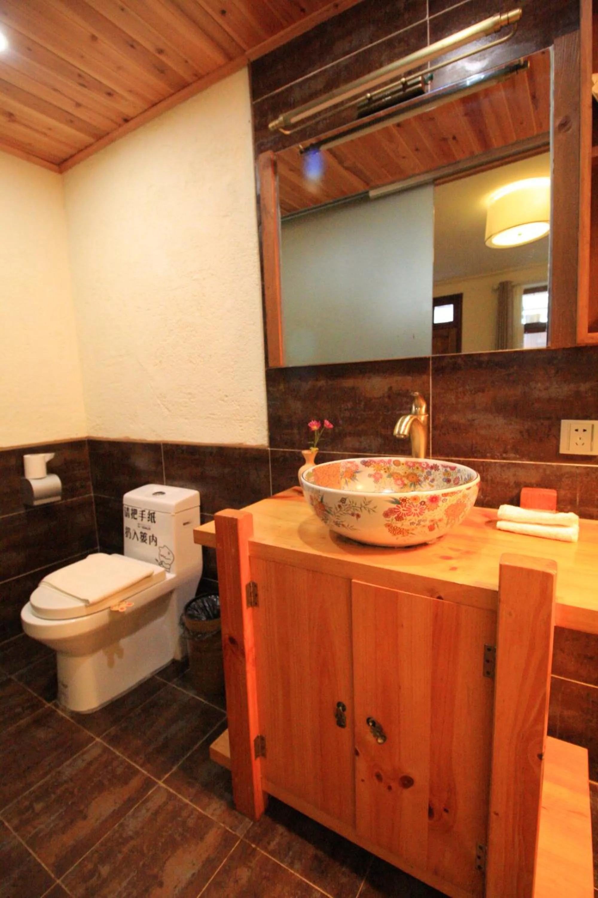 Toilet in Cabin 7 Inn