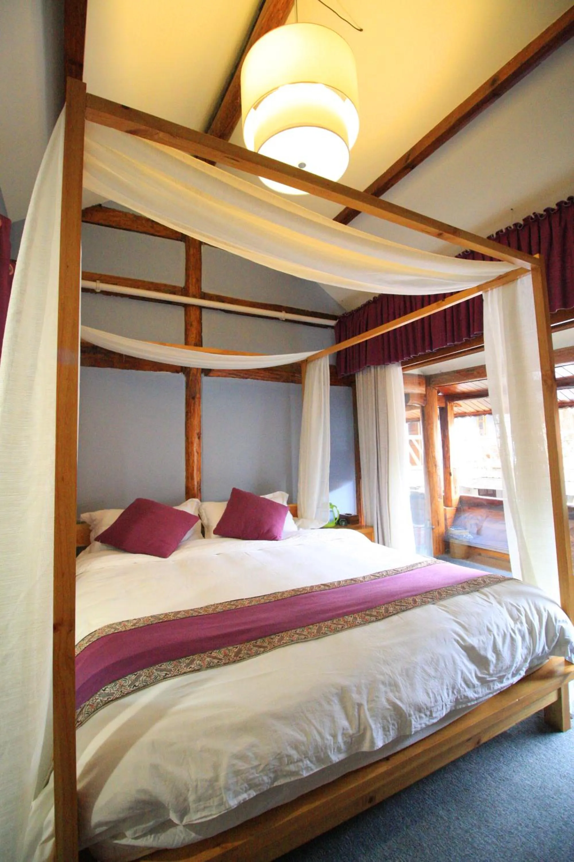 Decorative detail, Bed in Cabin 7 Inn