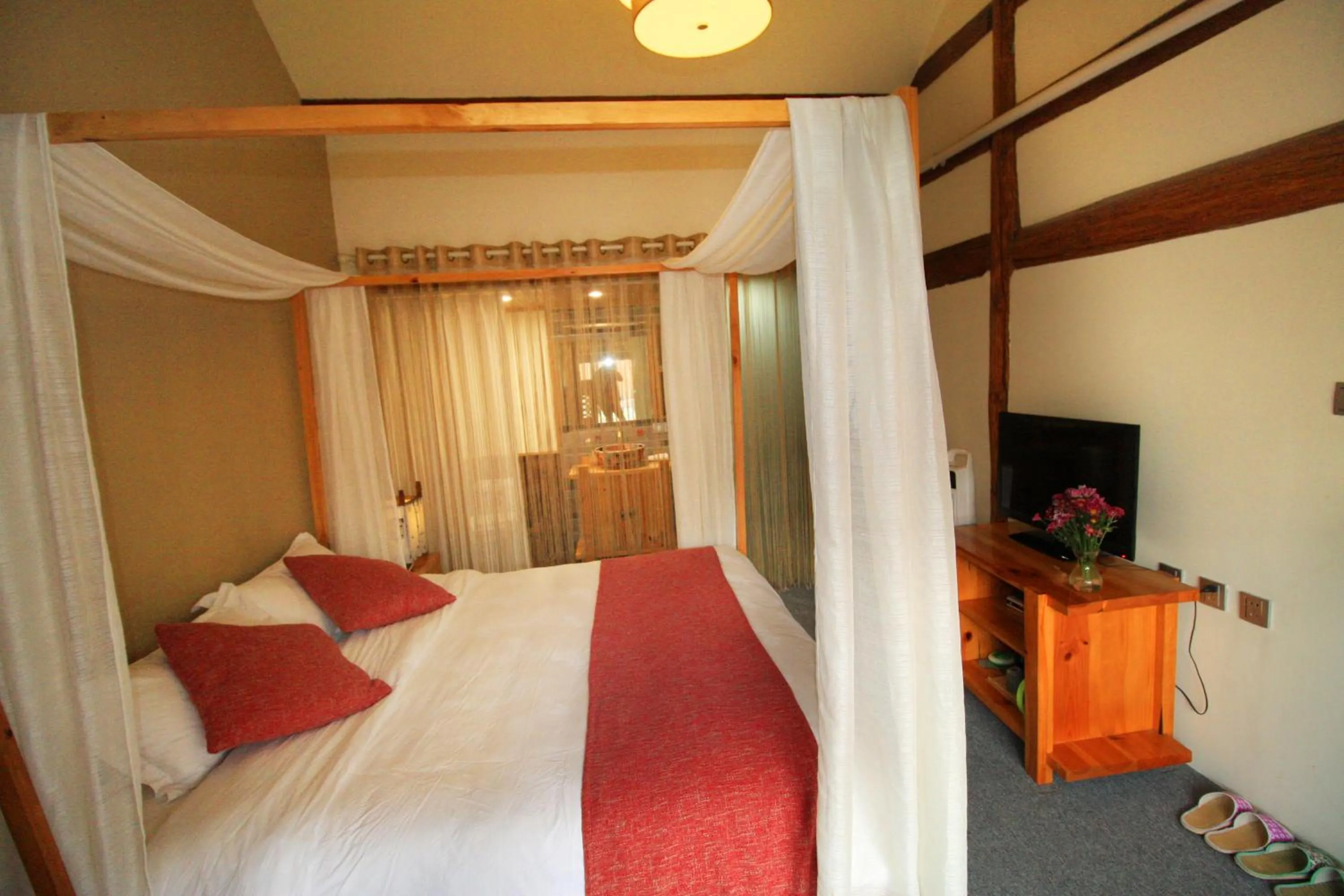 Photo of the whole room, Bed in Cabin 7 Inn